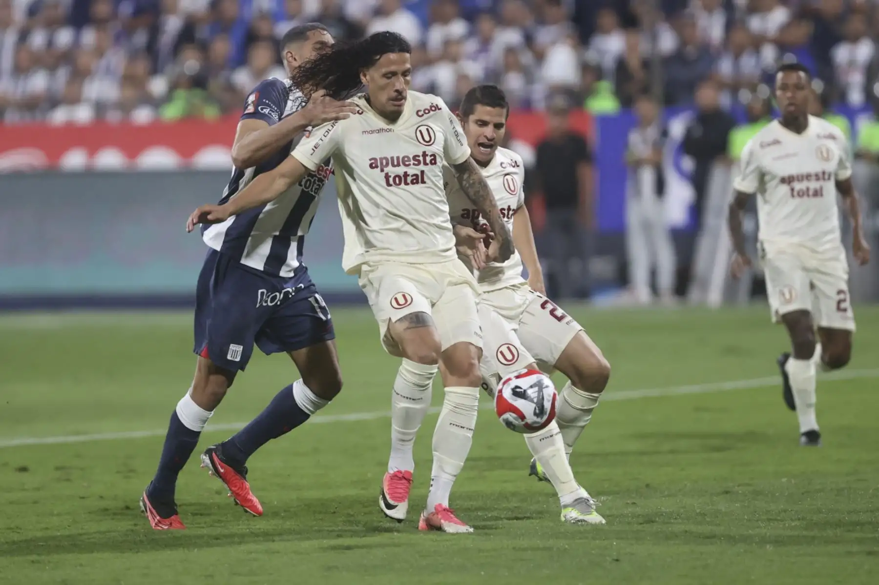 Jugadores de Universitario de Deportes disputan el balón ante Alianza Lima,  por la  final de la Liga 1 en el Clásico del fútbol peruano en el estadio Alejandro Villanueva  de La Victoria .
Foto: ANDINA/ Juan Carlos Guzmán