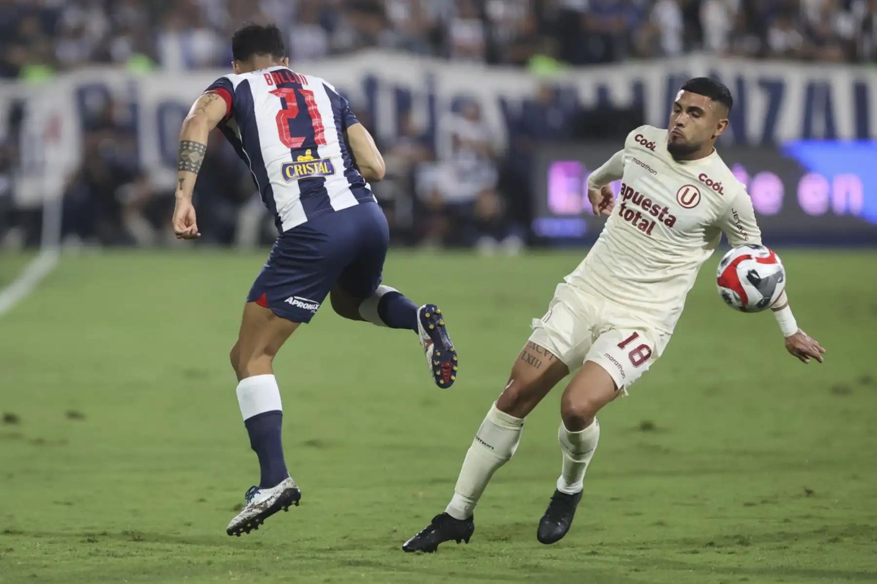 Jugadores de Universitario de Deportes disputan el balón ante Alianza Lima,  por la  final de la Liga 1 en el Clásico del fútbol peruano en el estadio Alejandro Villanueva  de La Victoria .
Foto: ANDINA/ Juan Carlos Guzmán