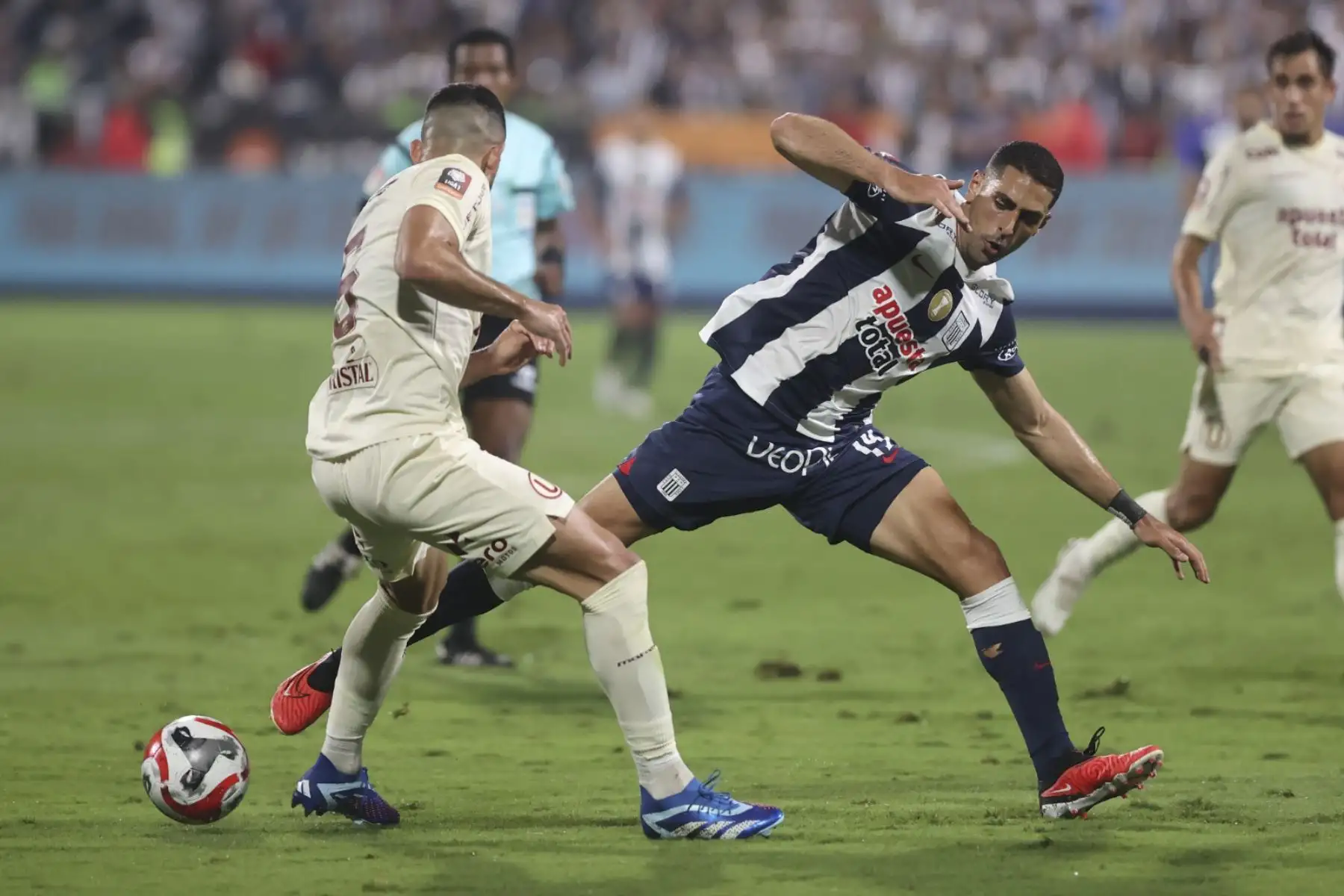 Jugadores de Universitario de Deportes disputan el balón ante Alianza Lima,  por la  final de la Liga 1 en el Clásico del fútbol peruano en el estadio Alejandro Villanueva  de La Victoria .
Foto: ANDINA/ Juan Carlos Guzmán