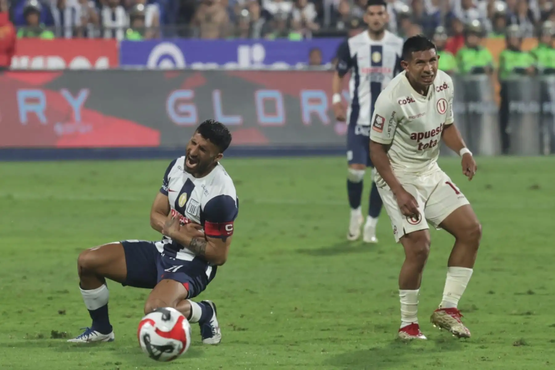 Jugadores de Universitario de Deportes disputan el balón ante Alianza Lima,  por la  final de la Liga 1 en el Clásico del fútbol peruano en el estadio Alejandro Villanueva  de La Victoria .
Foto: ANDINA/ Andres Valle