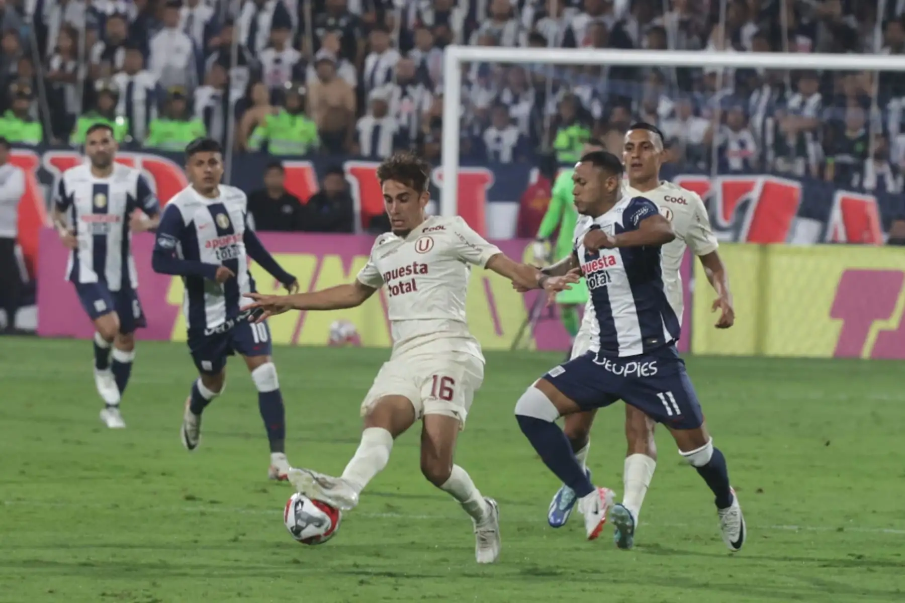 Jugadores de Universitario de Deportes disputan el balón ante Alianza Lima,  por la  final de la Liga 1 en el Clásico del fútbol peruano en el estadio Alejandro Villanueva  de La Victoria .
Foto: ANDINA/ Andres Valle