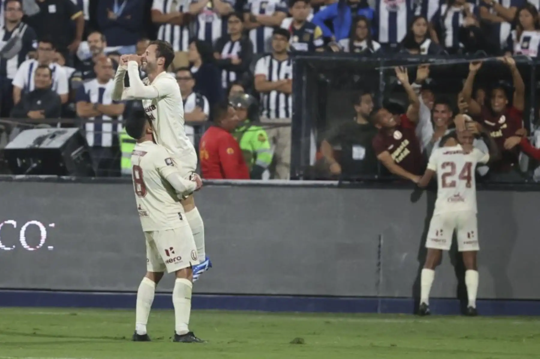Jugadores de Universitario de Deportes disputan el balón ante Alianza Lima,  por la  final de la Liga 1 en el clásico del fútbol peruano en el estadio Alejandro Villanueva, de La Victoria.
Foto: ANDINA/ Andres Valle.