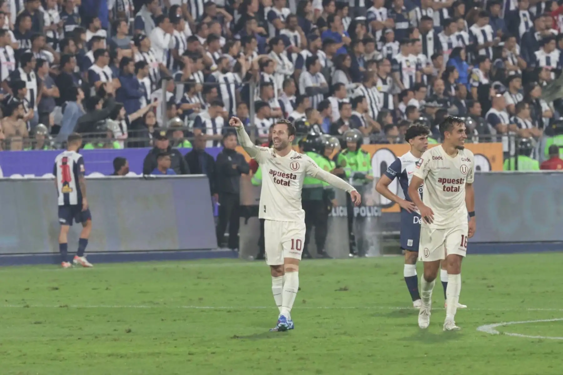 Jugadores de Universitario de Deportes disputan el balón ante Alianza Lima,  por la  final de la Liga 1 en el clásico del fútbol peruano en el estadio Alejandro Villanueva, de La Victoria.
Foto: ANDINA/ Andres Valle.