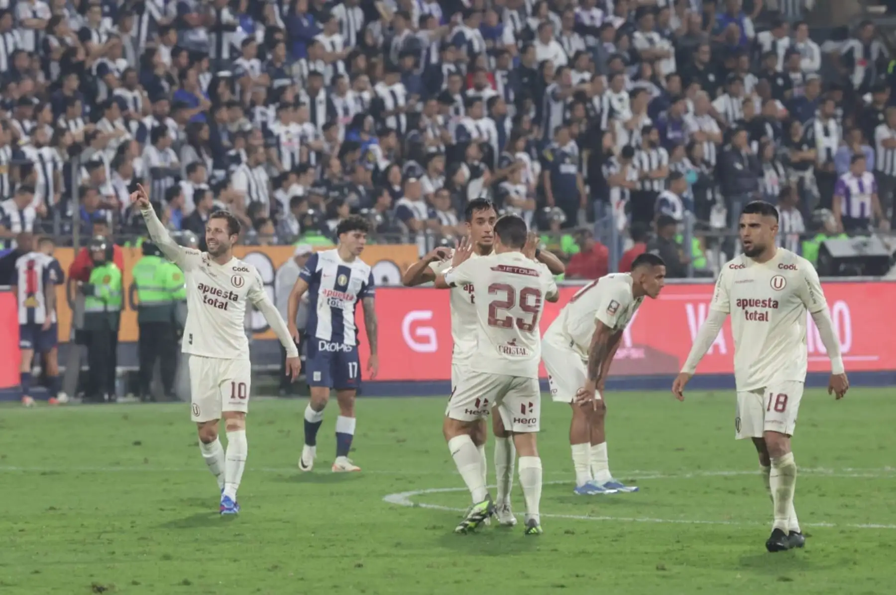 Jugadores de Universitario de Deportes celebran, por la  final de la Liga 1 en el clásico del fútbol peruano, en el estadio Alejandro Villanueva  de La Victoria.
Foto: ANDINA/ Andres Valle.