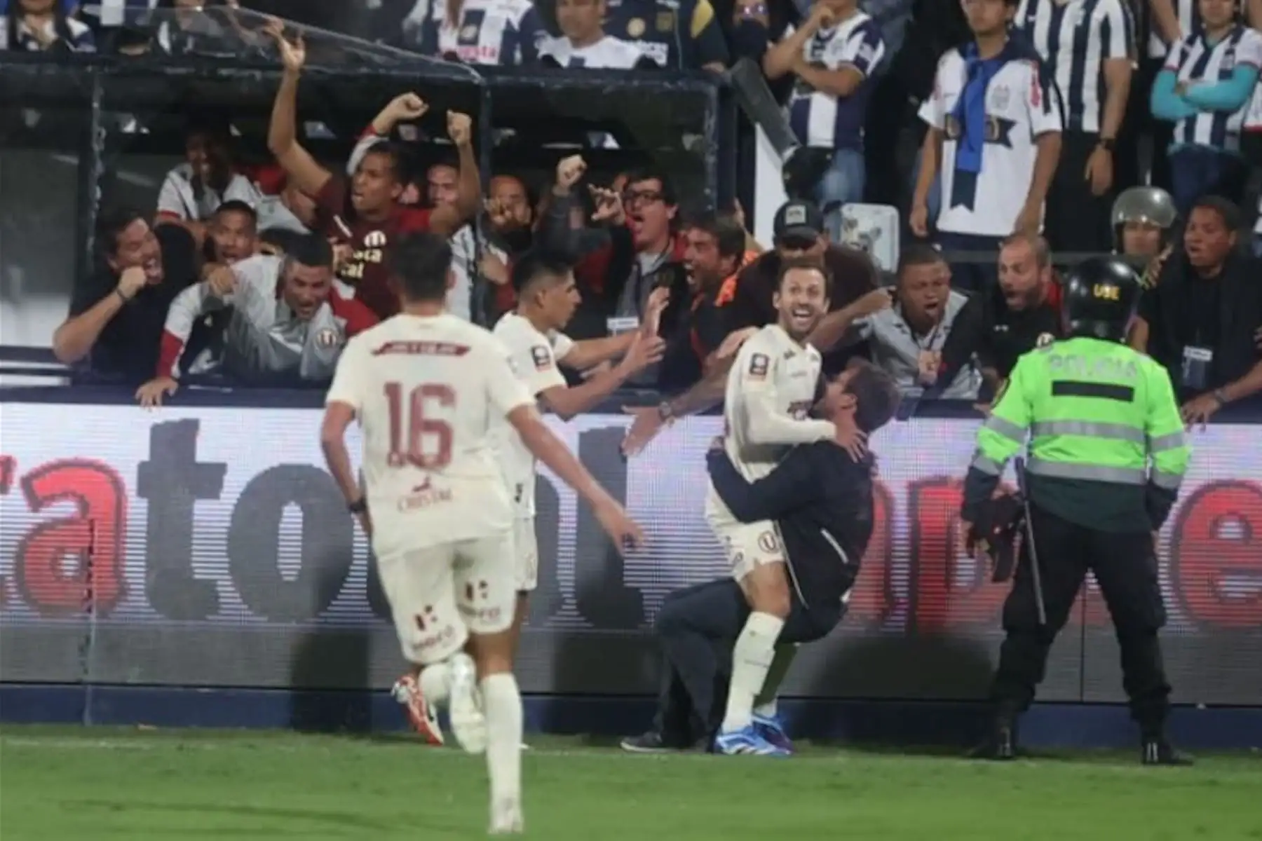 08/11/2023 Horacio Calcaterra, de Universitario de Deportes, celebra después de anotar el gol por la final de la Liga 1 en el clásico del fútbol peruano en el estadio Alejandro Villanueva, de La Victoria. Foto: ANDINA/ Juan Carlos Guzmán.