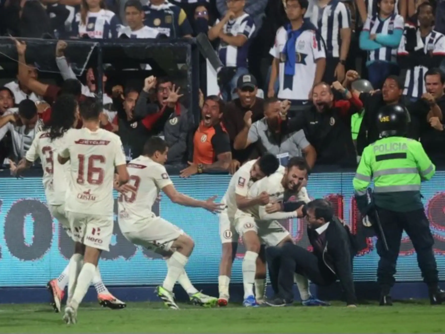 08/11/2023 Horacio Calcaterra, de Universitario de Deportes, celebra después de anotar el gol por la final de la Liga 1 en el clásico del fútbol peruano en el estadio Alejandro Villanueva, de La Victoria. Foto: ANDINA/ Juan Carlos Guzmán.