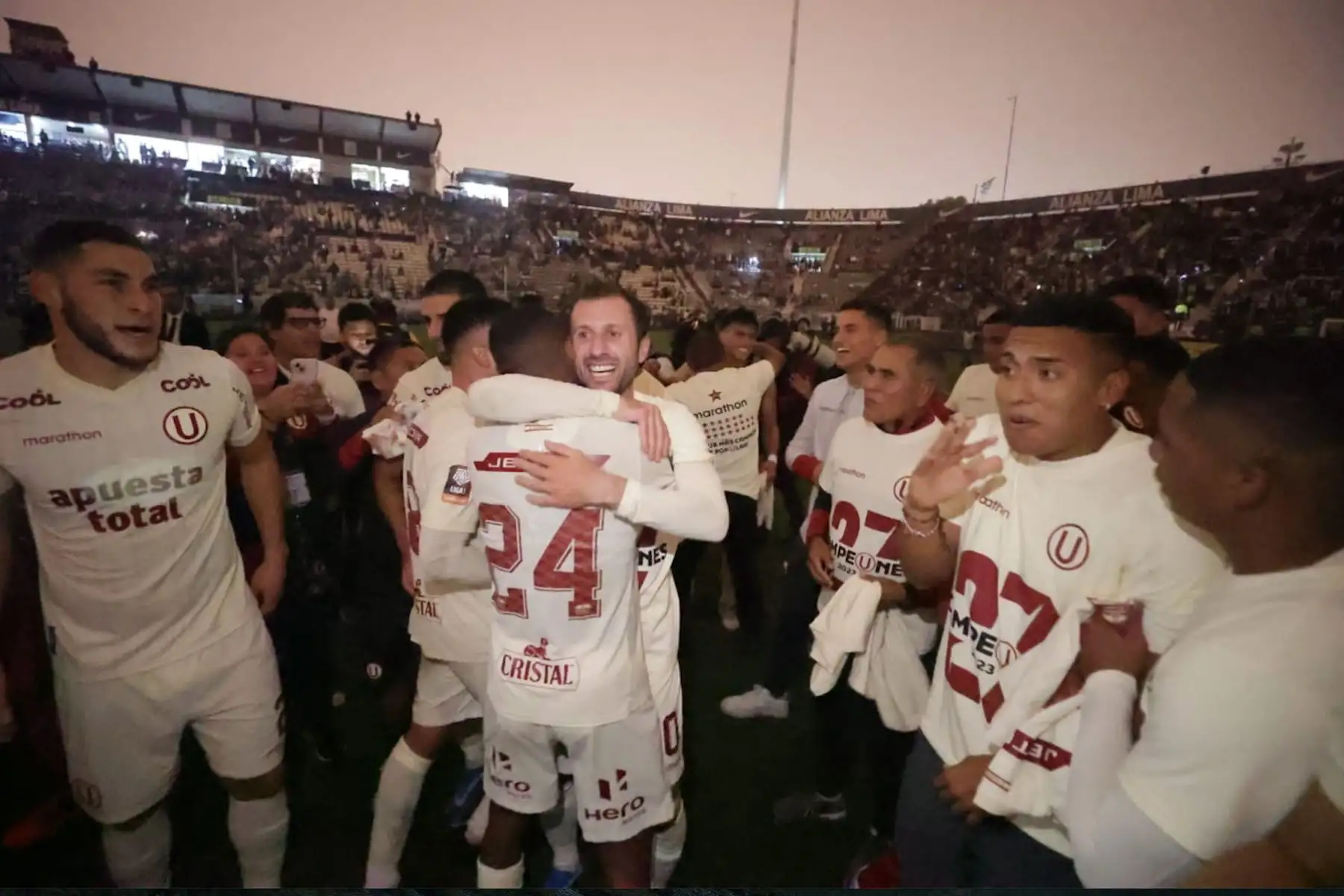 Jugadores de Universitario de Deportes, celebran después de ganar la final de la Liga 1 en el clásico del fútbol peruano en el estadio Alejandro Villanueva. Foto: ANDINA/Andrés Valle