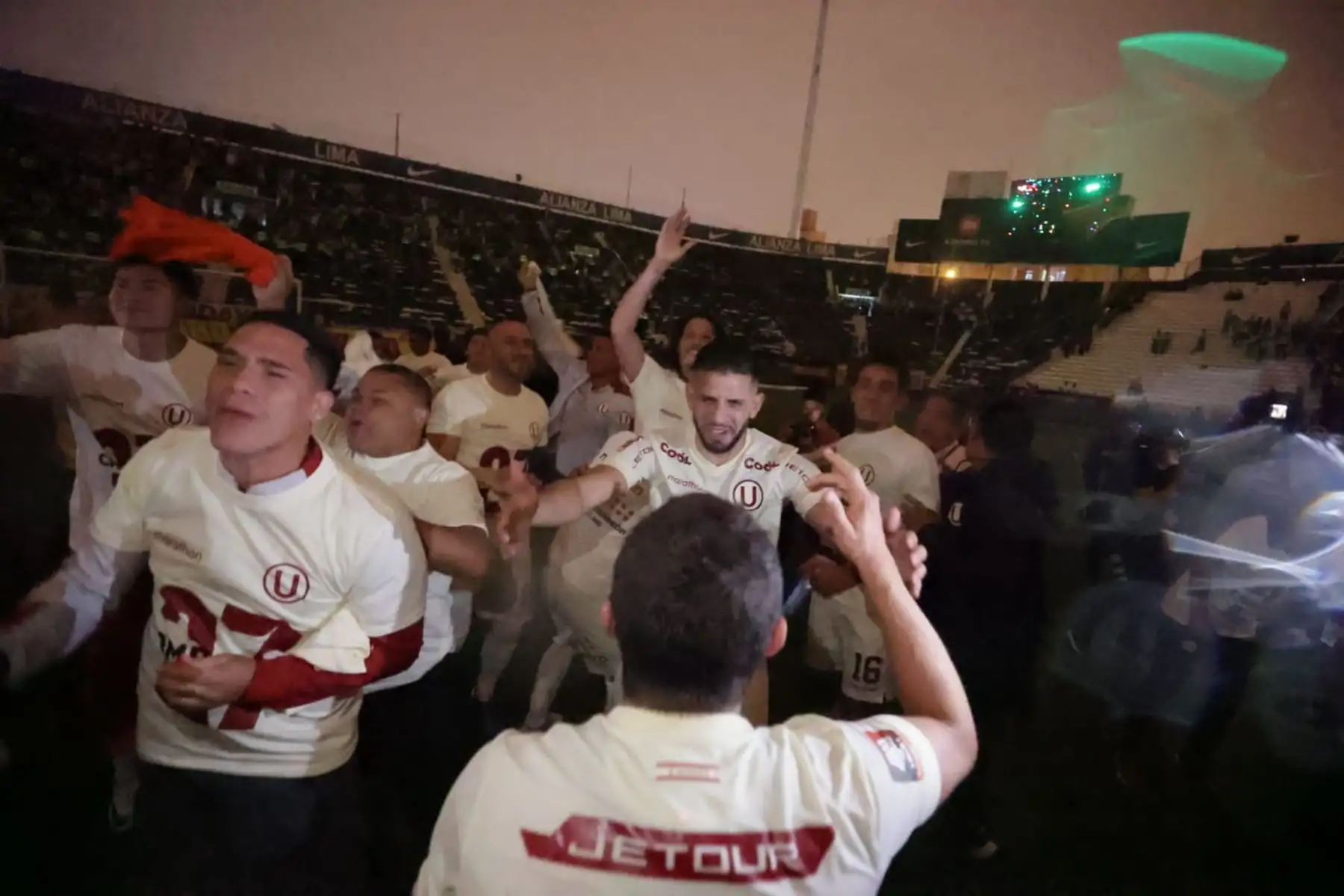 Jugadores de Universitario de Deportes, celebran después de ganar la final de la Liga 1 en el clásico del fútbol peruano en el estadio Alejandro Villanueva. Foto: ANDINA/