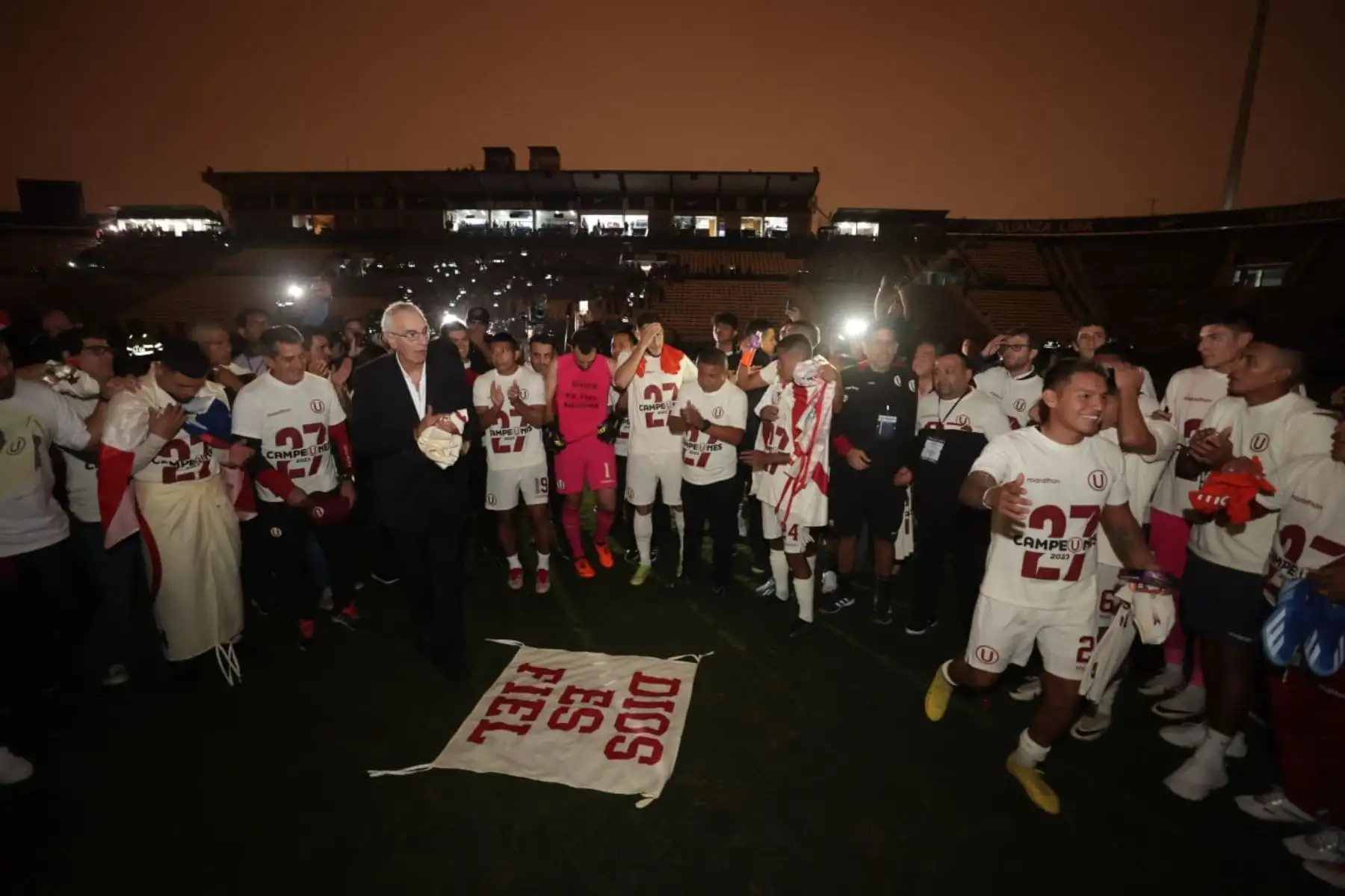 Jugadores de Universitario de Deportes, celebran después de ganar la final de la Liga 1 en el clásico del fútbol peruano en el estadio Alejandro Villanueva. Foto: ANDINA/ Andrés Valle