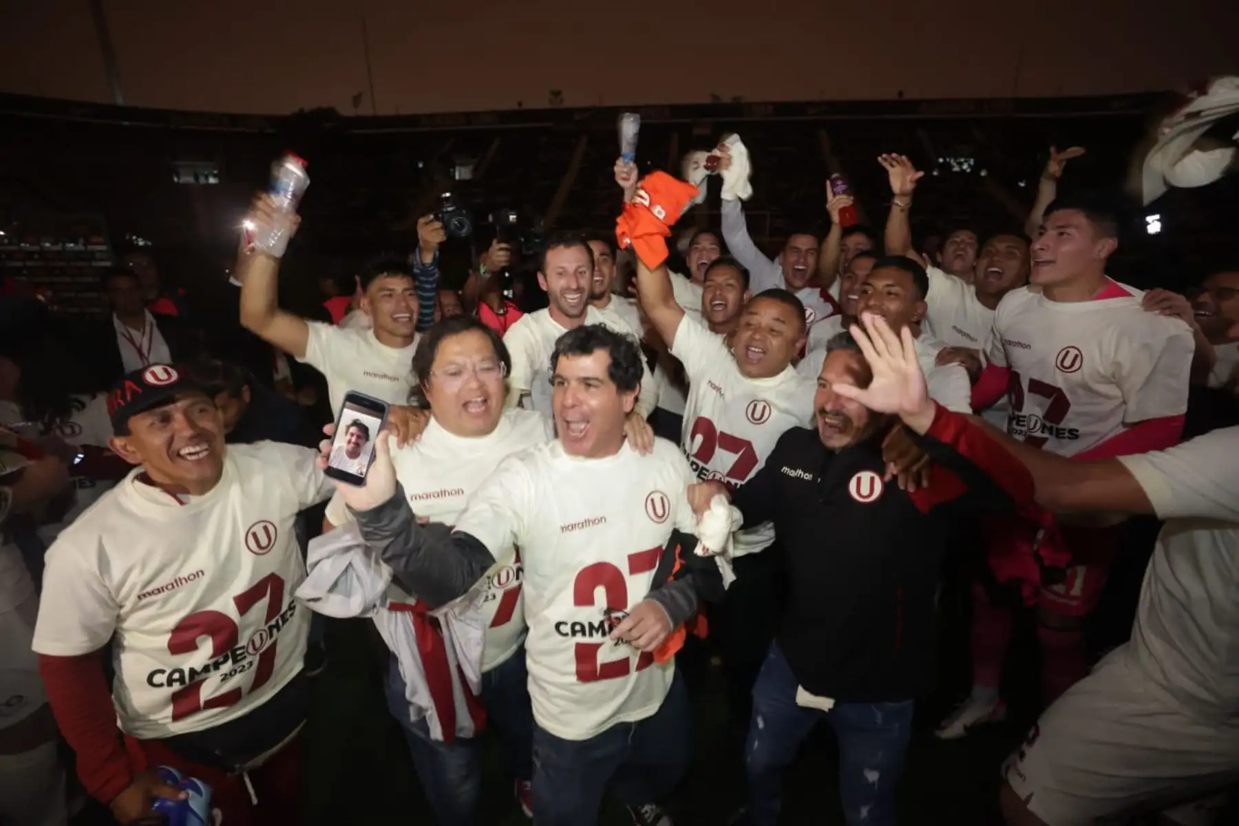 Jugadores de Universitario de Deportes, celebran después de ganar la final de la Liga 1 en el clásico del fútbol peruano en el estadio Alejandro Villanueva. Foto: ANDINA/ Andrés Valle