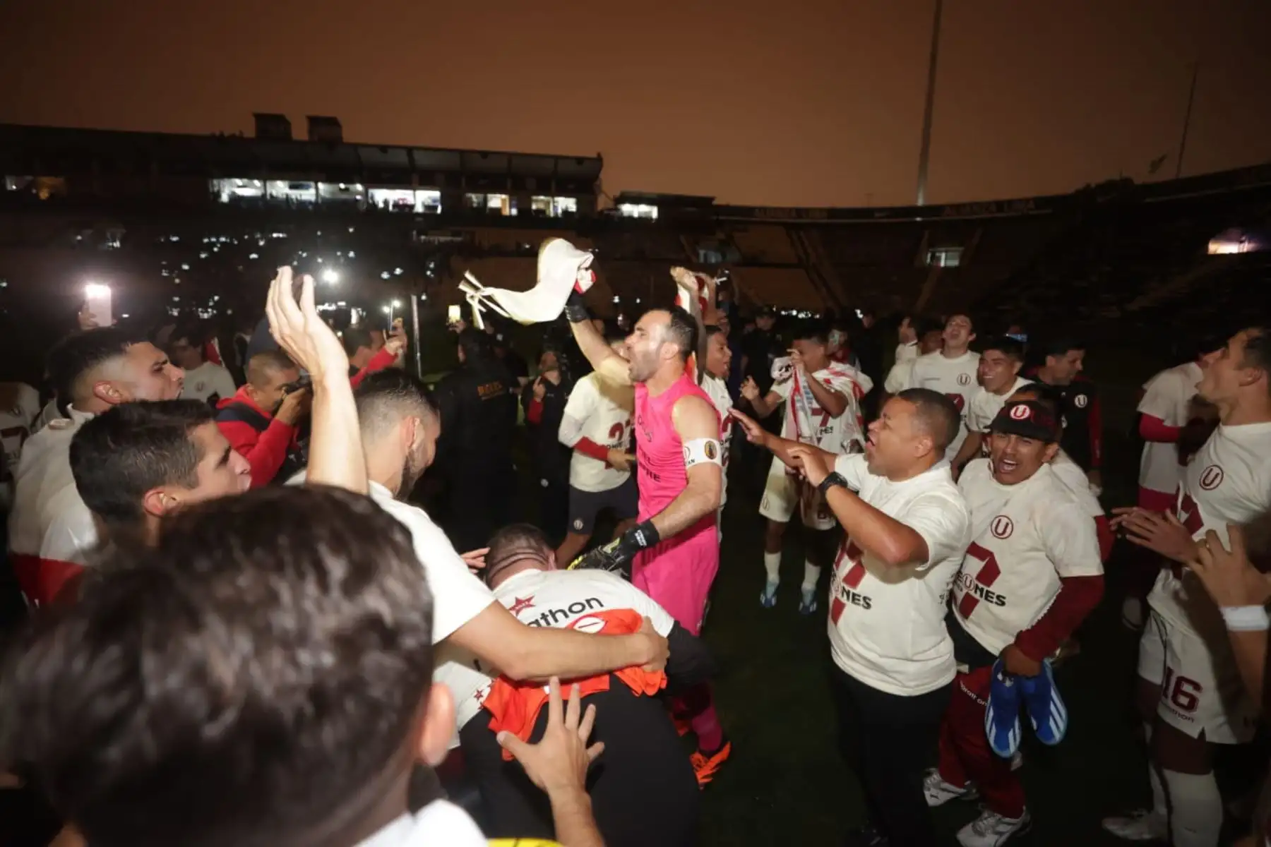 Jugadores de Universitario de Deportes, celebran después de ganar la final de la Liga 1 en el clásico del fútbol peruano en el estadio Alejandro Villanueva. Foto: ANDINA/ Andrés Valle