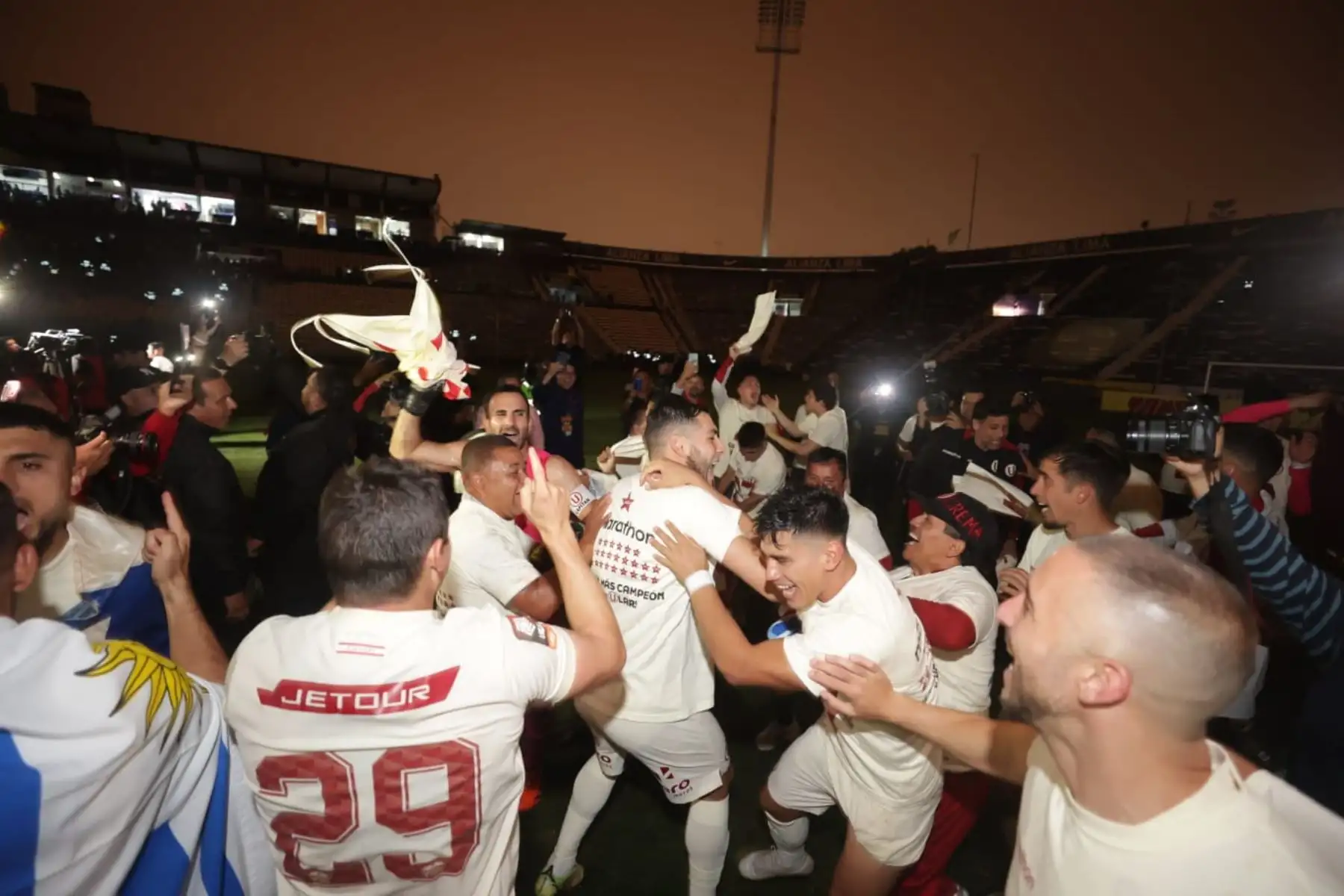 Jugadores de Universitario de Deportes, celebran después de ganar la final de la Liga 1 en el clásico del fútbol peruano en el estadio Alejandro Villanueva. Foto: ANDINA/ Andrés Valle