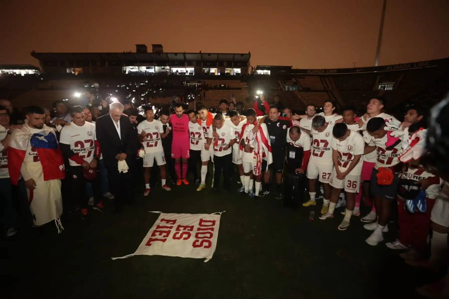Jugadores de Universitario de Deportes, celebran después de ganar la final de la Liga 1 en el clásico del fútbol peruano en el estadio Alejandro Villanueva. Foto: ANDINA/ Andrés Valle