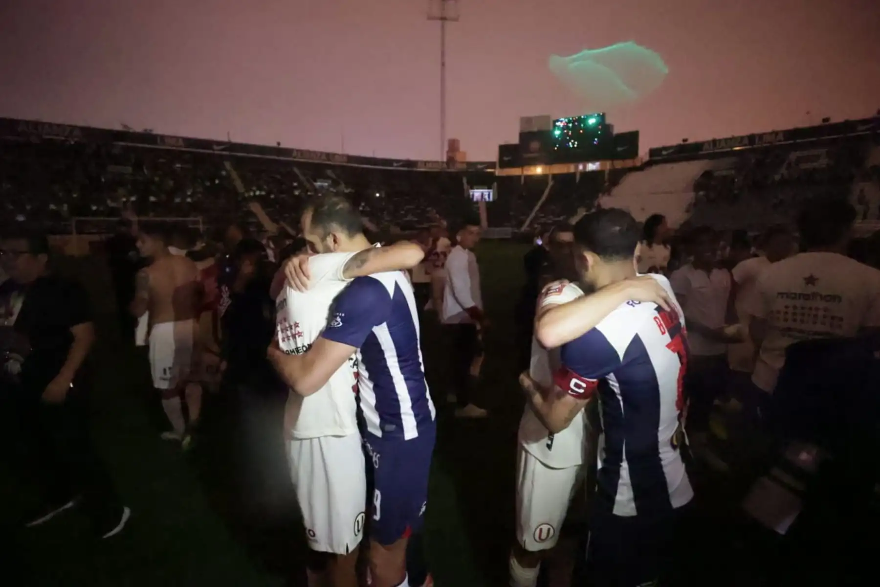 Jugadores de Universitario de Deportes, celebran después de ganar la final de la Liga 1 en el clásico del fútbol peruano en el estadio Alejandro Villanueva. Foto: ANDINA/Andrés Valle