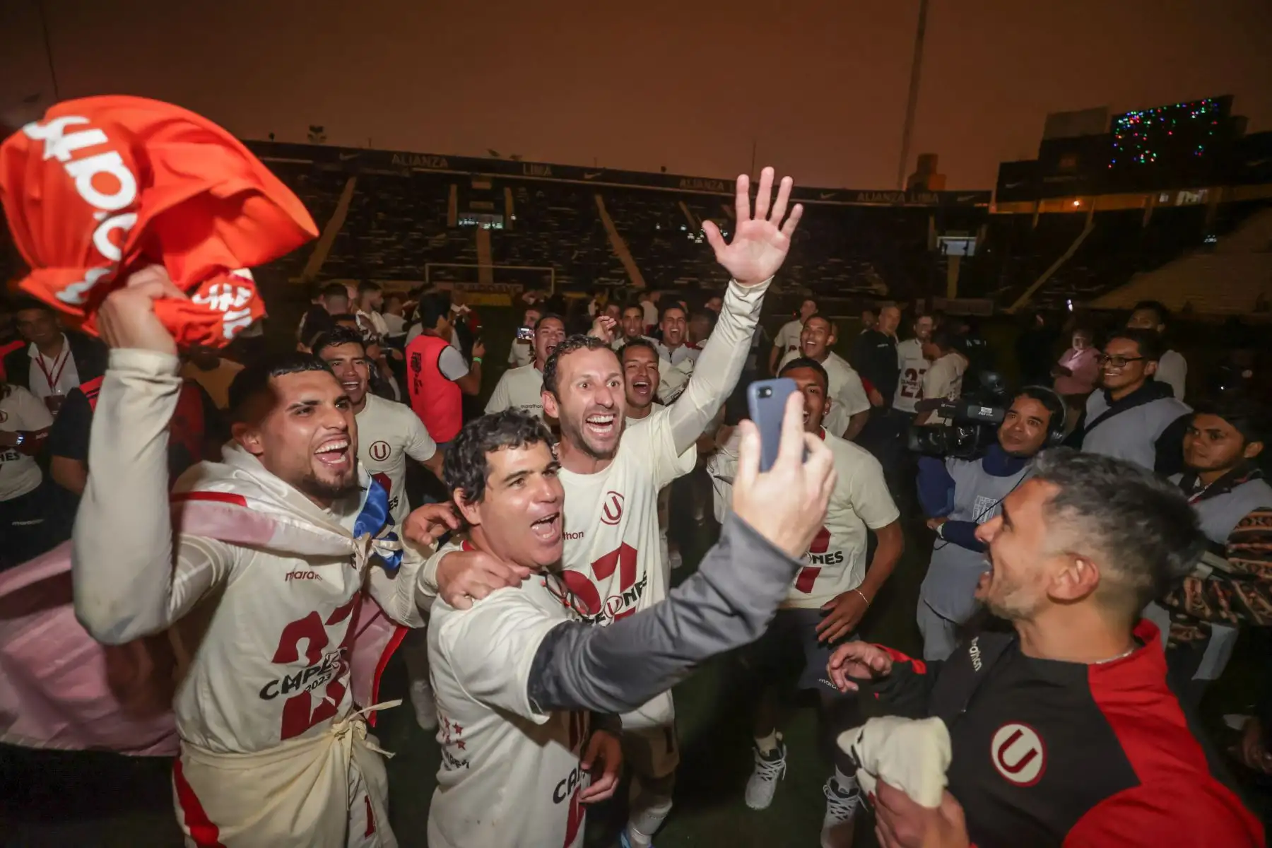 Universitario de Deportes es el nuevo campeón del fútbol peruano 2023. A pesar de que apagaron las luces del estadio Matute los jugadores de la U celebrarón ganar la final de la Liga 1 en el clásico del fútbol peruano.
Foto: ANDINA/ Andrés Valle