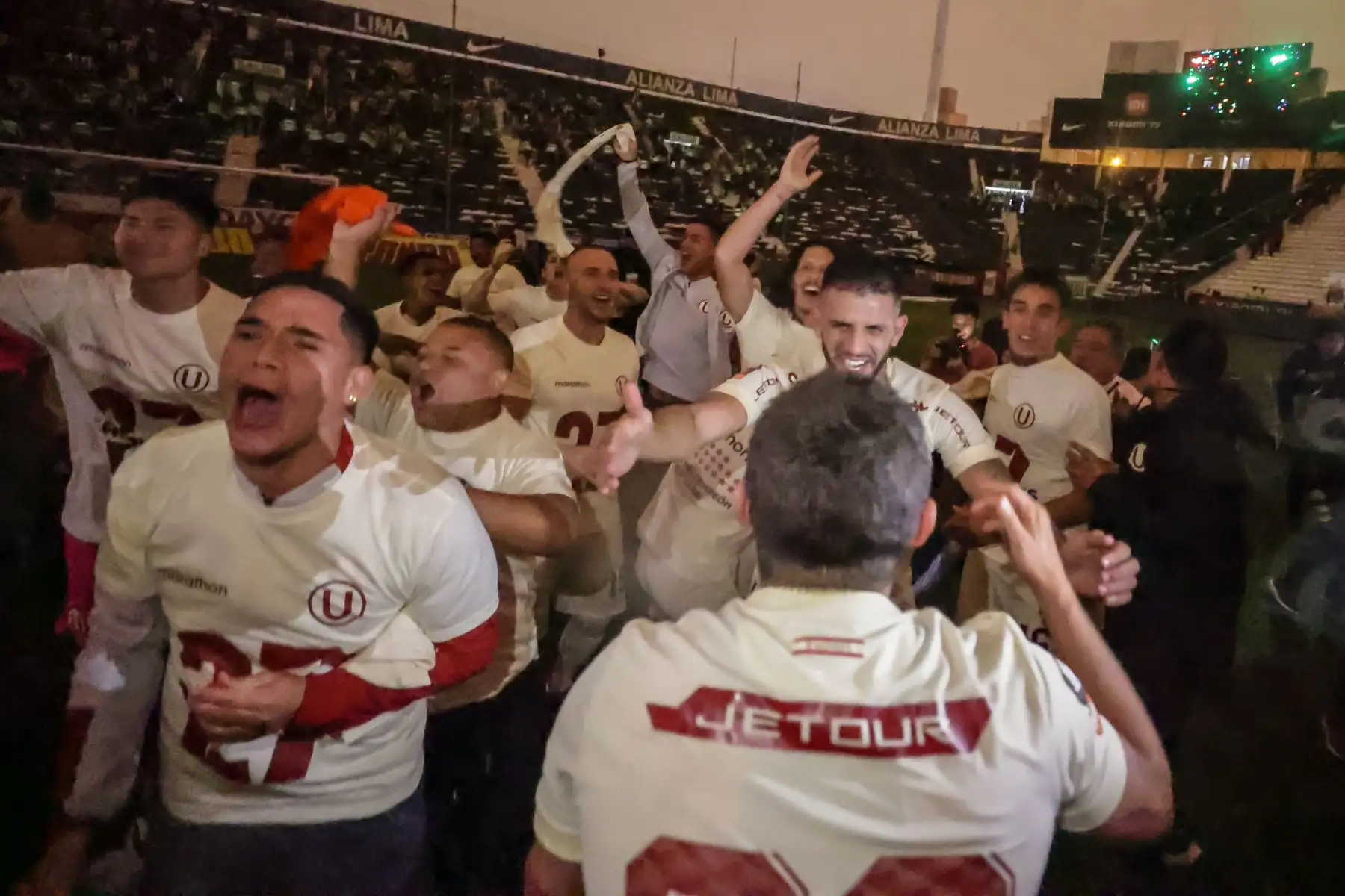 Universitario de Deportes es el nuevo campeón del fútbol peruano 2023. A pesar de que apagaron las luces del estadio Matute los jugadores de la U celebrarón ganar la final de la Liga 1 en el clásico del fútbol peruano.
Foto: ANDINA/ Andrés Valle