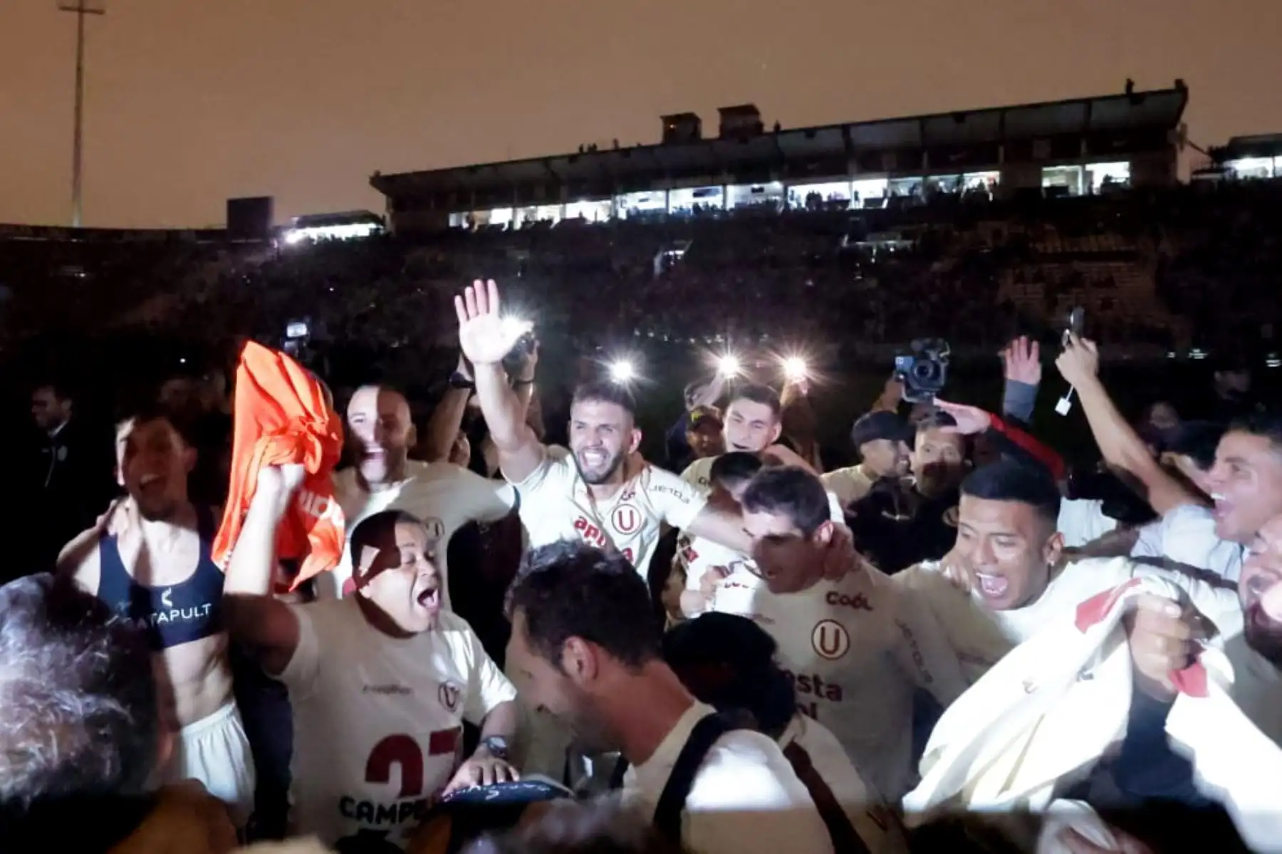 Universitario de Deportes es el nuevo campeón del fútbol peruano 2023. A pesar de que apagaron las luces del estadio Matute los jugadores de la U celebran ganar la final de la Liga 1 en el clásico del fútbol peruano.
Foto: ANDINA/ Andrés Valle