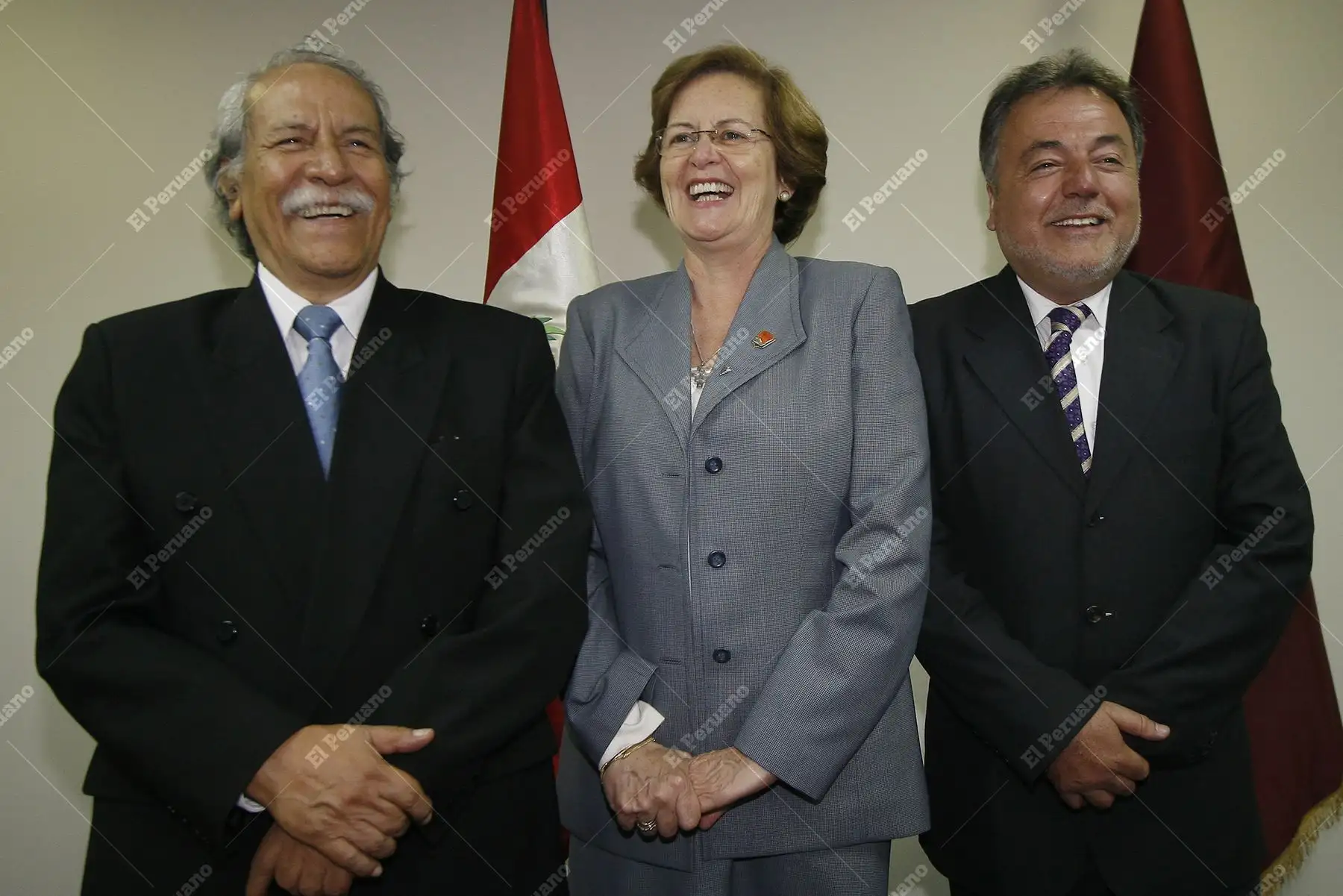 Lima - 8 de mayo 2009 / El arqueólogo Luis Guillermo Lumbreras, la historiadora Cecilia Bákula y el gestor cultural Luis Repetto durante la premiación de la Dirección Regional de Cultura del Cusco por parte del Convenio Andrés Bello. Foto: Diario Oficial El Peruano / Stephanie Zollner