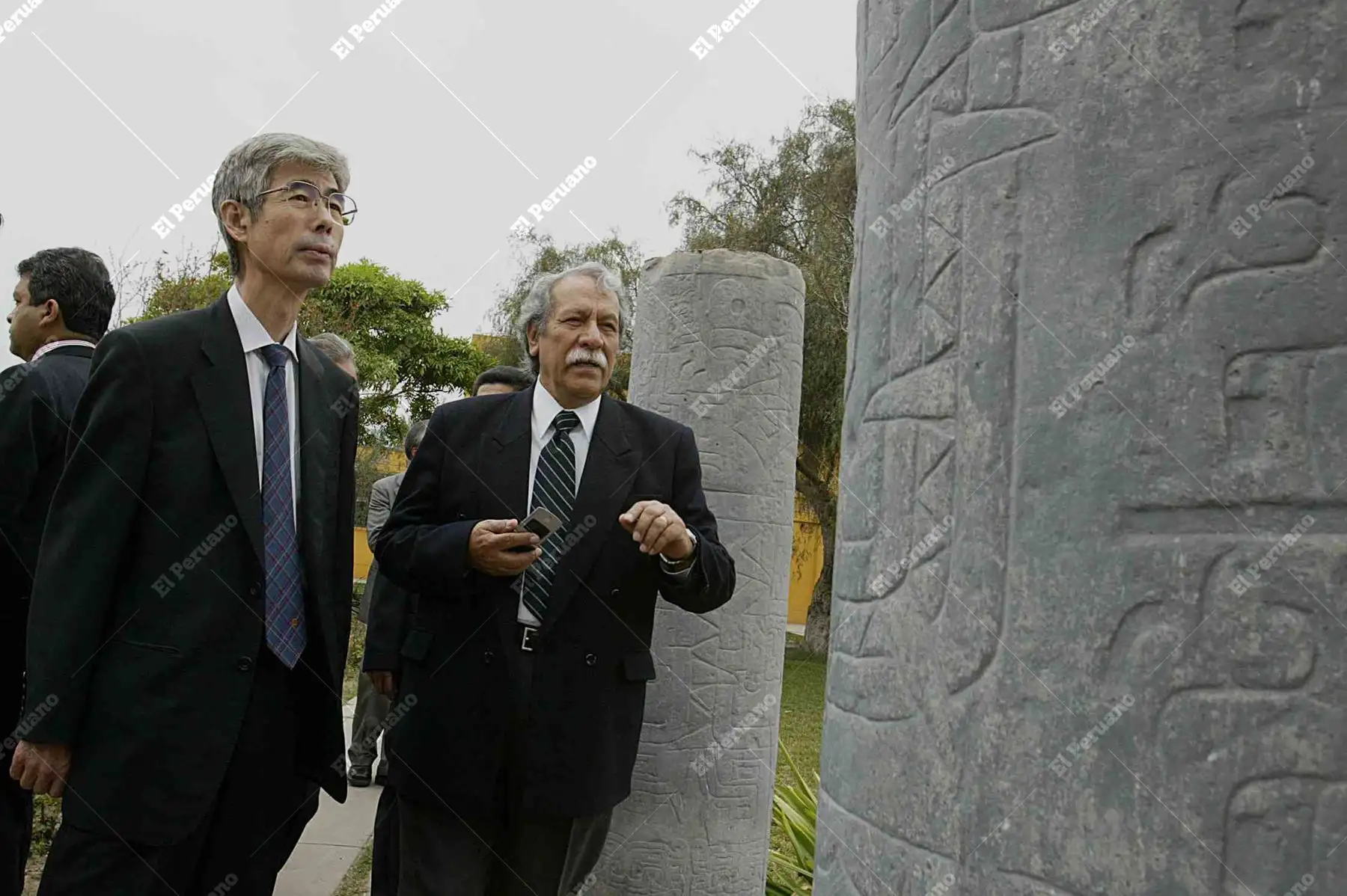 Lima - 22 agosto 2005 / Luis Guillermo Lumbreras, director del Instituto Nacional de Cultura, y Hitohiro Ishida, embajador de Japón en el Perú, recorren el Museo Nacional de Arqueología, Antropología e Historia del Perú. Foto: Diario Oficial El Peruano / Jack Ramón