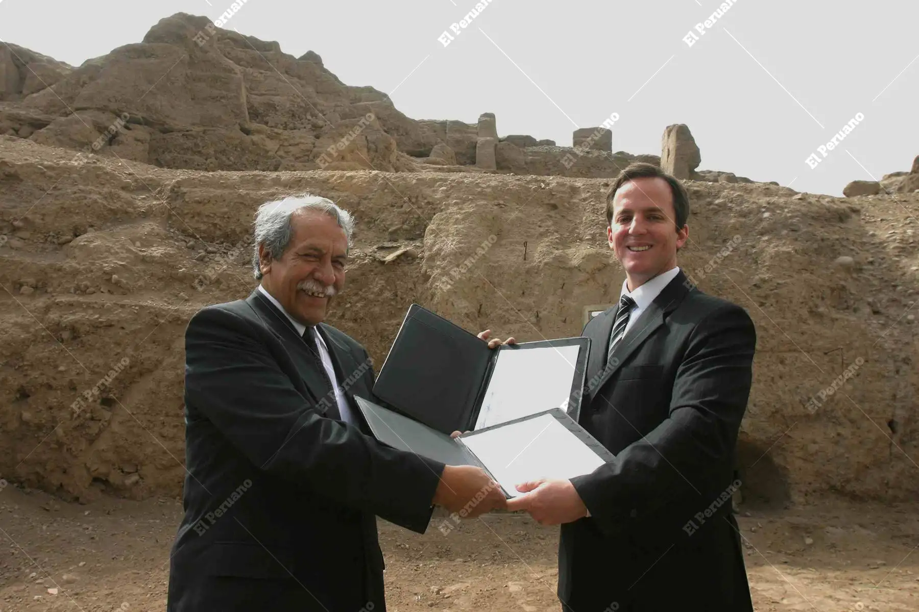 Lima - 30 mayo 2006 / Luis Guillermo Lumbreras, director del Instituto Nacional de Cultura, y Francis Allison, alcalde de Magdalena, suscriben convenio de cooperación para puesta en valor de la huaca Huantille. Foto: Diario Oficial El Peruano / Héctor Vinces