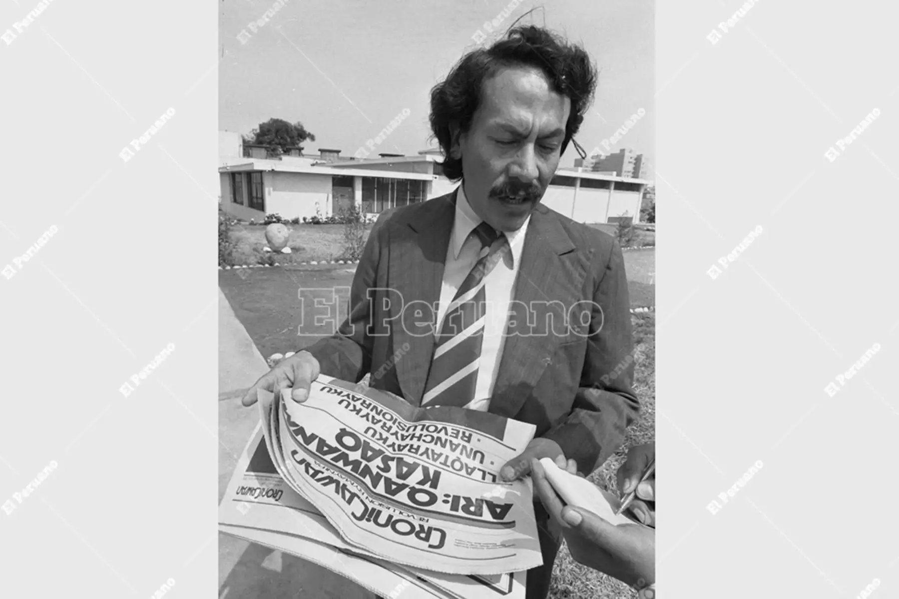 Lima - 3 junio 1975 / Luis Guillermo Lumbreras, director del Museo de Arqueología, Antropología e Historia del Perú, revisa la edición en quechua del diario La Crónica. Archivo Histórico de El Peruano / Carlos Domínguez