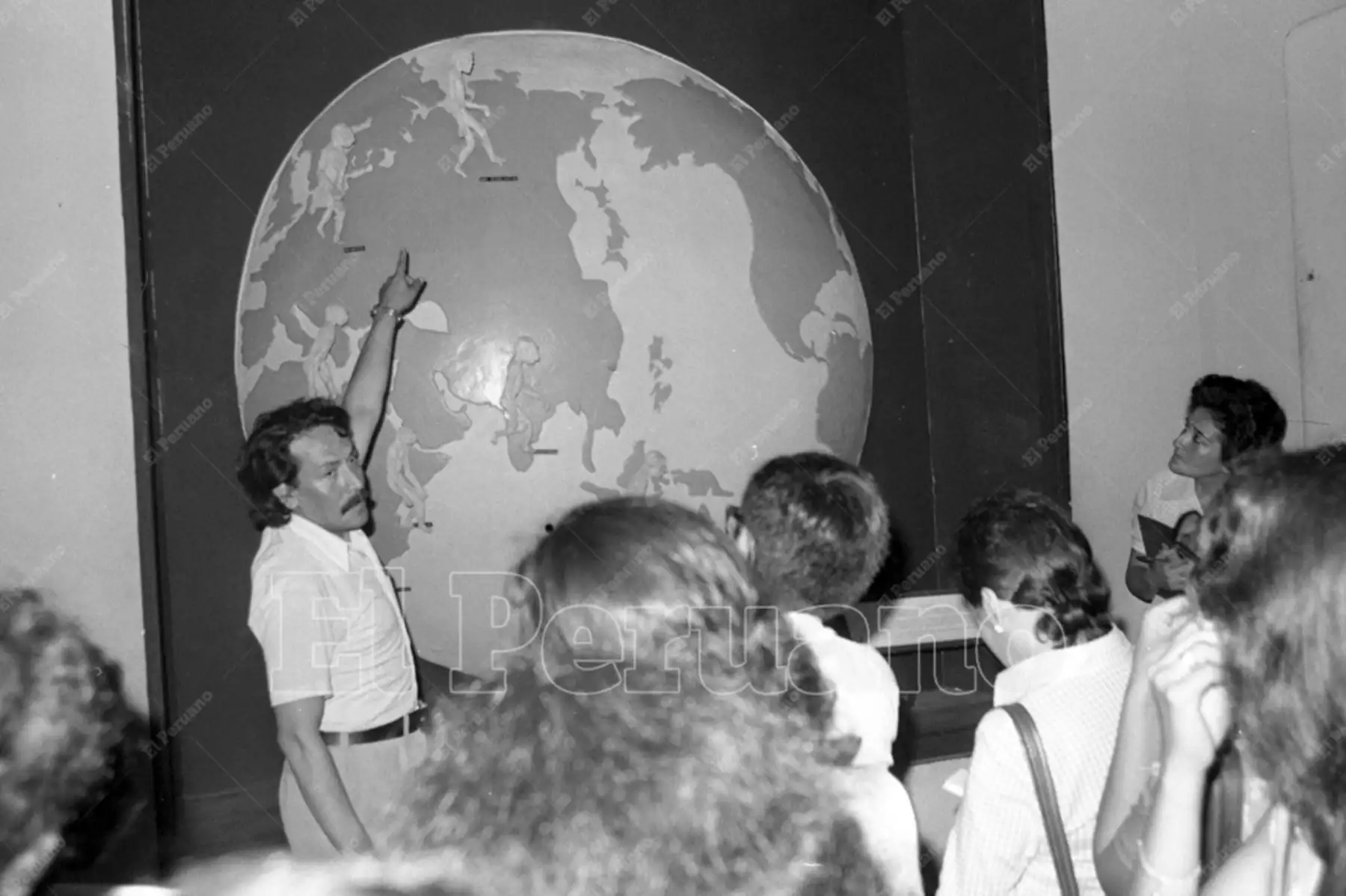 Lima - 10 febrero 1976 / El arqueólogo Luis Guillermo Lumbreras en la conferencia "Desarrollo cultural de los antiguos pueblos del Perú". Foto: Archivo Histórico de El Peruano / Leoncio Mariscal