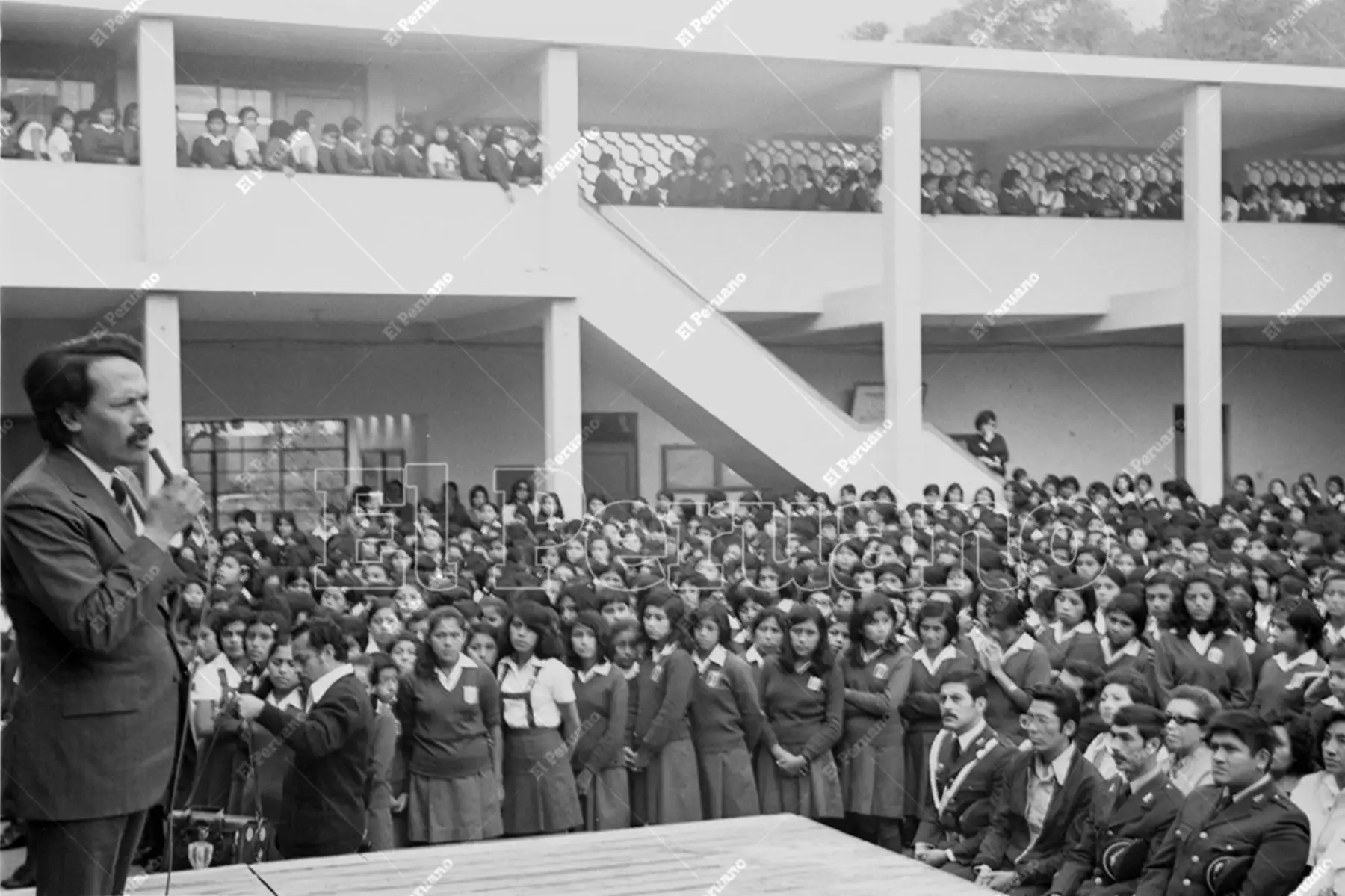 Lima - 14 junio 1976 / Luis Guillermo Lumbreras,  arqueólogo y director del Museo de Arqueología, Antropología e Historia, en una exposición sobre historia del Perú en la Gran Unidad Escolar Isabel La Católica. Foto: Diario Oficial El Peruano / Pavel Marrul
