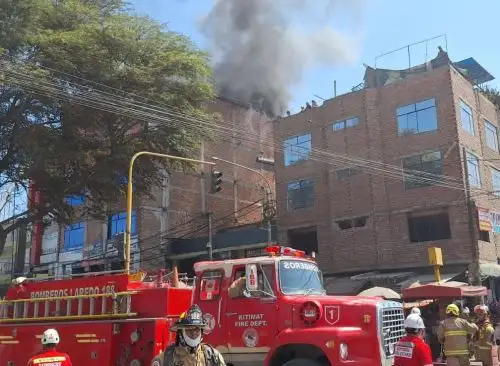 A pesar de los esfuerzos de los bomberos, continúa el incendio que afecta a un centro comercial en pleno centro de la ciudad de Trujillo. Foto: Luis Puell