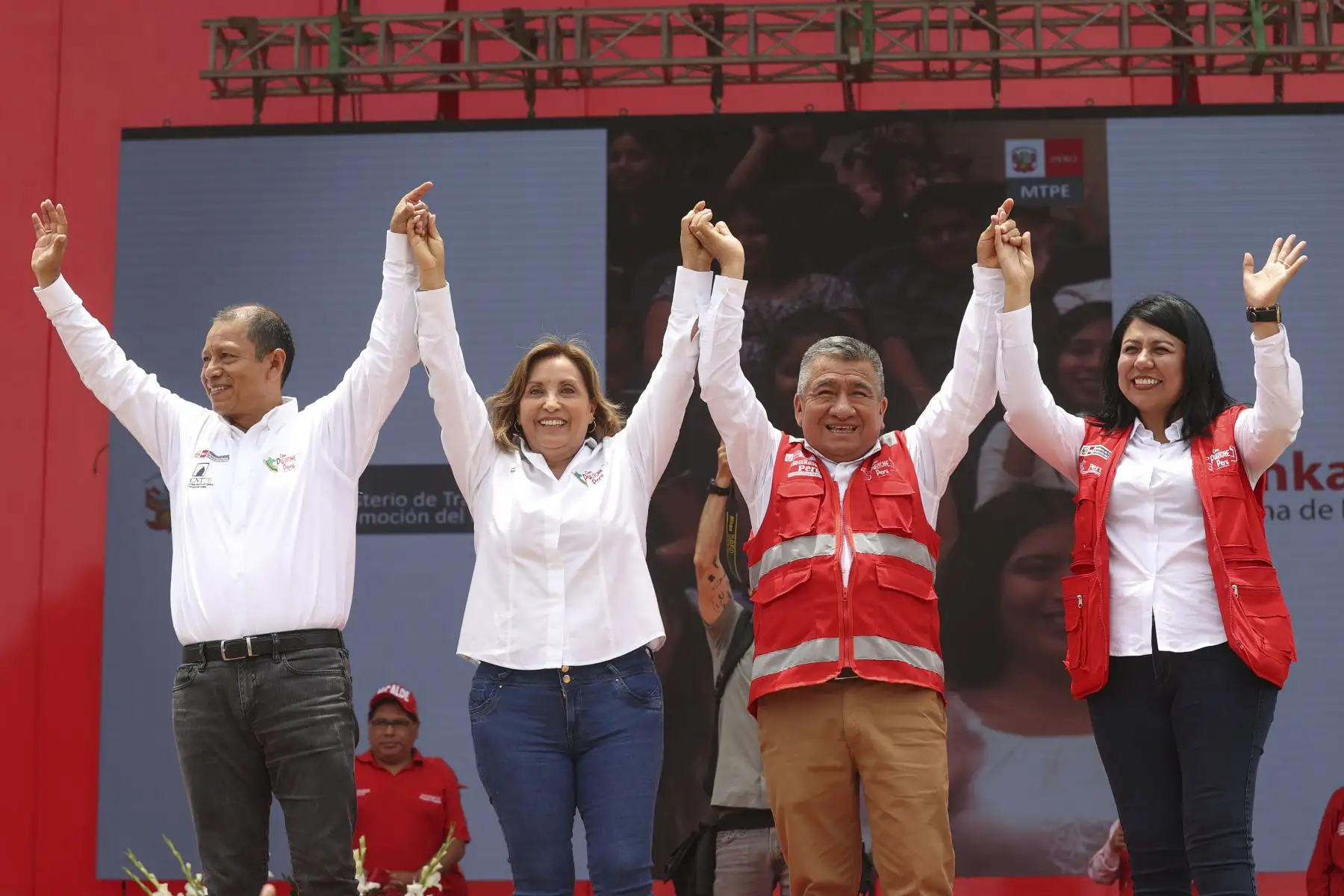 Presidenta Dina Boluarte participó en la presentación del programa Llamkasun Perú, en el distrito de Carabayllo. Foto: ANDINA/ Prensa Presidencia