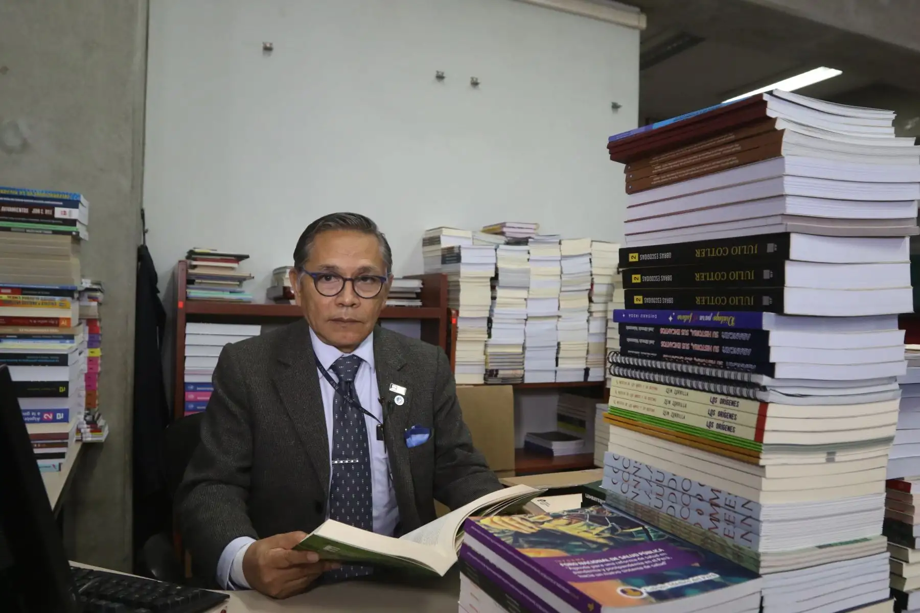 Hoy el bibliotecólogo no solo tienen a cargo el cuidado de una biblioteca, ordenando y clasificando los libros, sino que es una pieza fundamental para organizar y sistematizar información que ayude a tomar mejores decisiones en ámbitos públicos o privados.FOTO:ANDINA/Héctor Vinces.