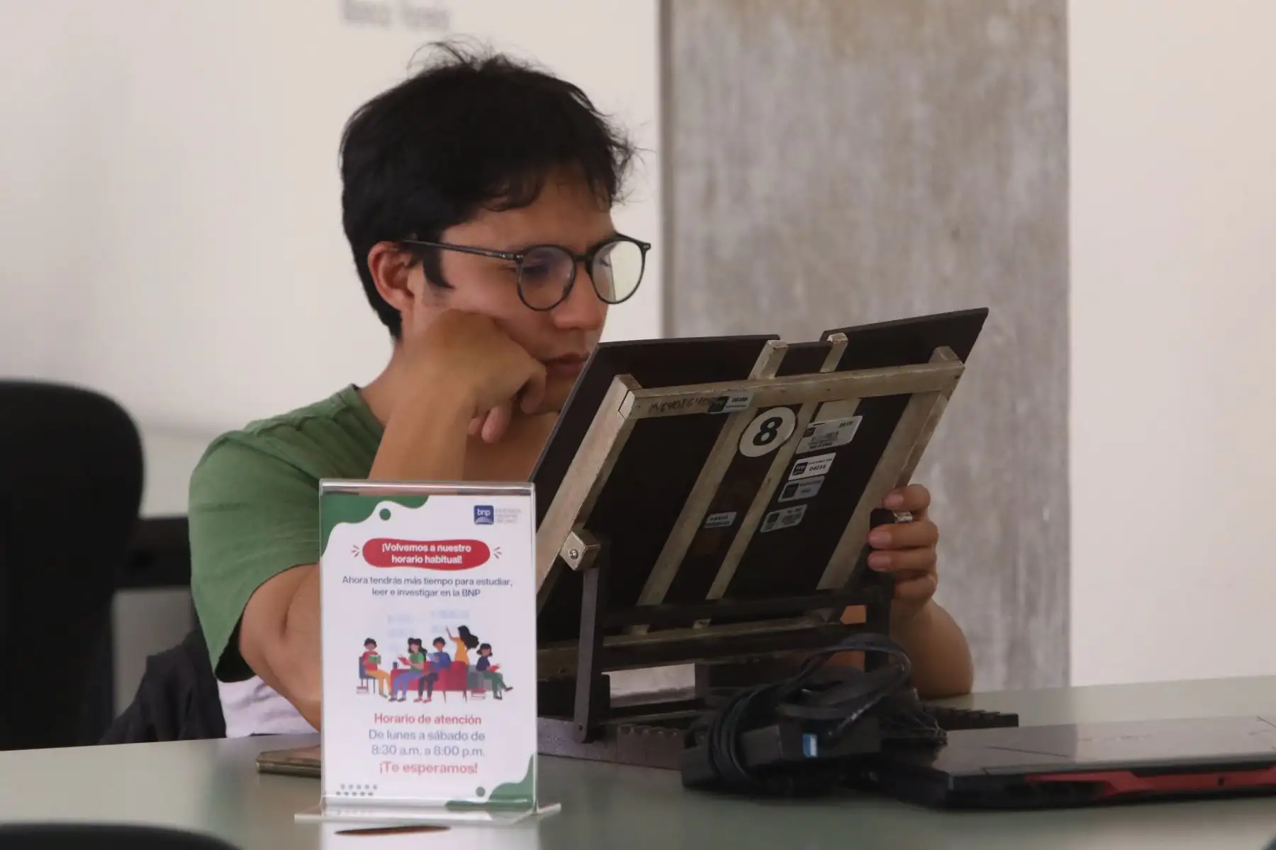 La BNP continúa adecuándose al uso de nuevas tecnologías, entre los servicios gratuitos digitales que ofrece se encuentran el material bibliográfico documental digitalizado de su Fondo Antiguo y la Biblioteca Pública Digital. Foto:ANDINA/Héctor Vinces.