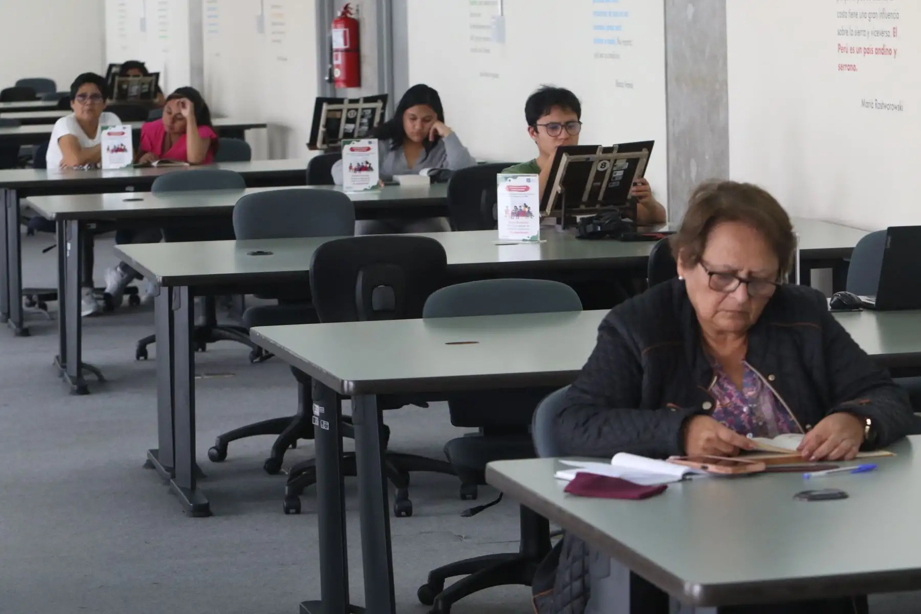 La BNP continúa adecuándose al uso de nuevas tecnologías, entre los servicios gratuitos digitales que ofrece se encuentran el material bibliográfico documental digitalizado de su Fondo Antiguo y la Biblioteca Pública Digital.
Foto:ANDINA/Héctor Vinces.