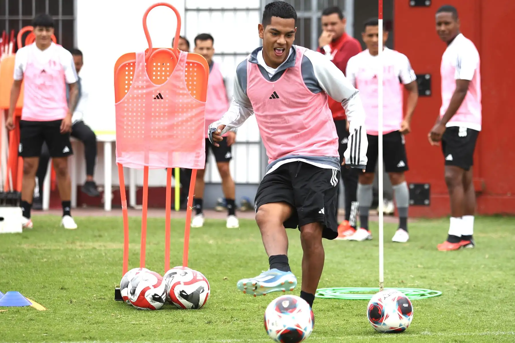 Jugadores convocados para la Selección Peruana de Fútbol continúan con sus entrenamientos hoy jueves 9 de noviembre en la Videna, con miras a los partidos de eliminatorias rumbo al Mundial de Fútbol 2026. Foto: FPF
