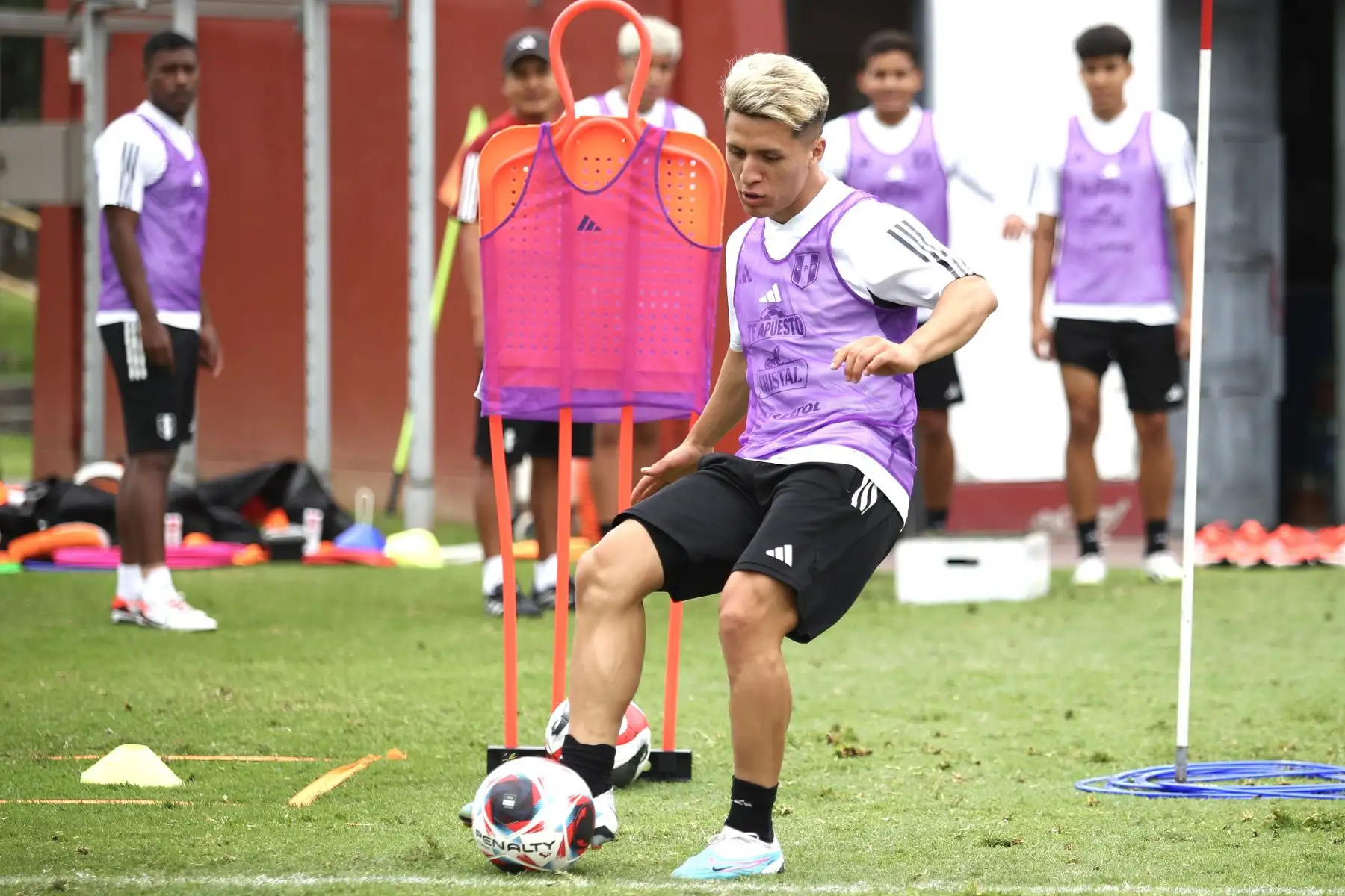 Jugadores convocados para la Selección Peruana de Fútbol continúan con sus entrenamientos hoy jueves 9 de noviembre en la Videna, con miras a los partidos de eliminatorias rumbo al Mundial de Fútbol 2026. Foto: FPF