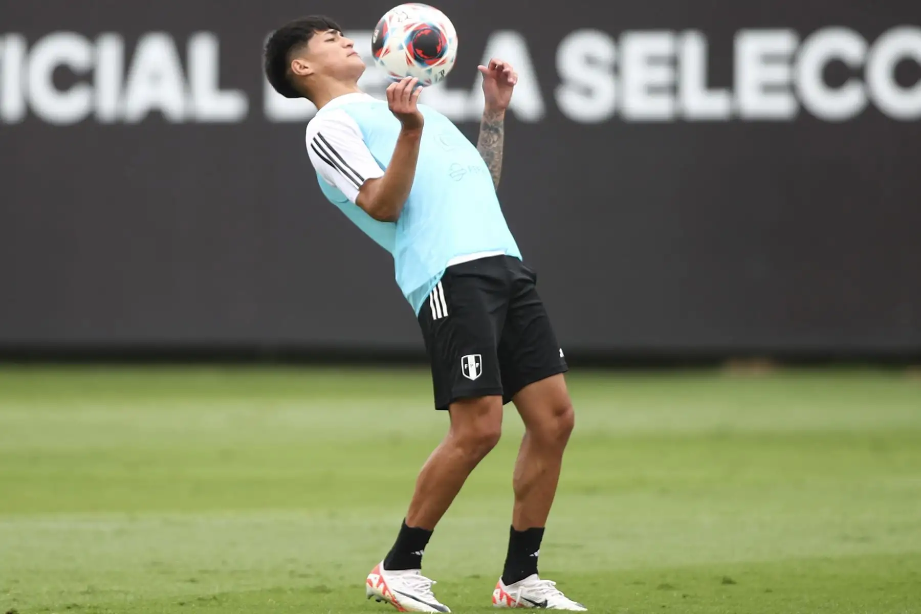 Jugadores convocados para la Selección Peruana de Fútbol continúan con sus entrenamientos hoy jueves 9 de noviembre en la Videna, con miras a los partidos de eliminatorias rumbo al Mundial de Fútbol 2026. Foto: FPF