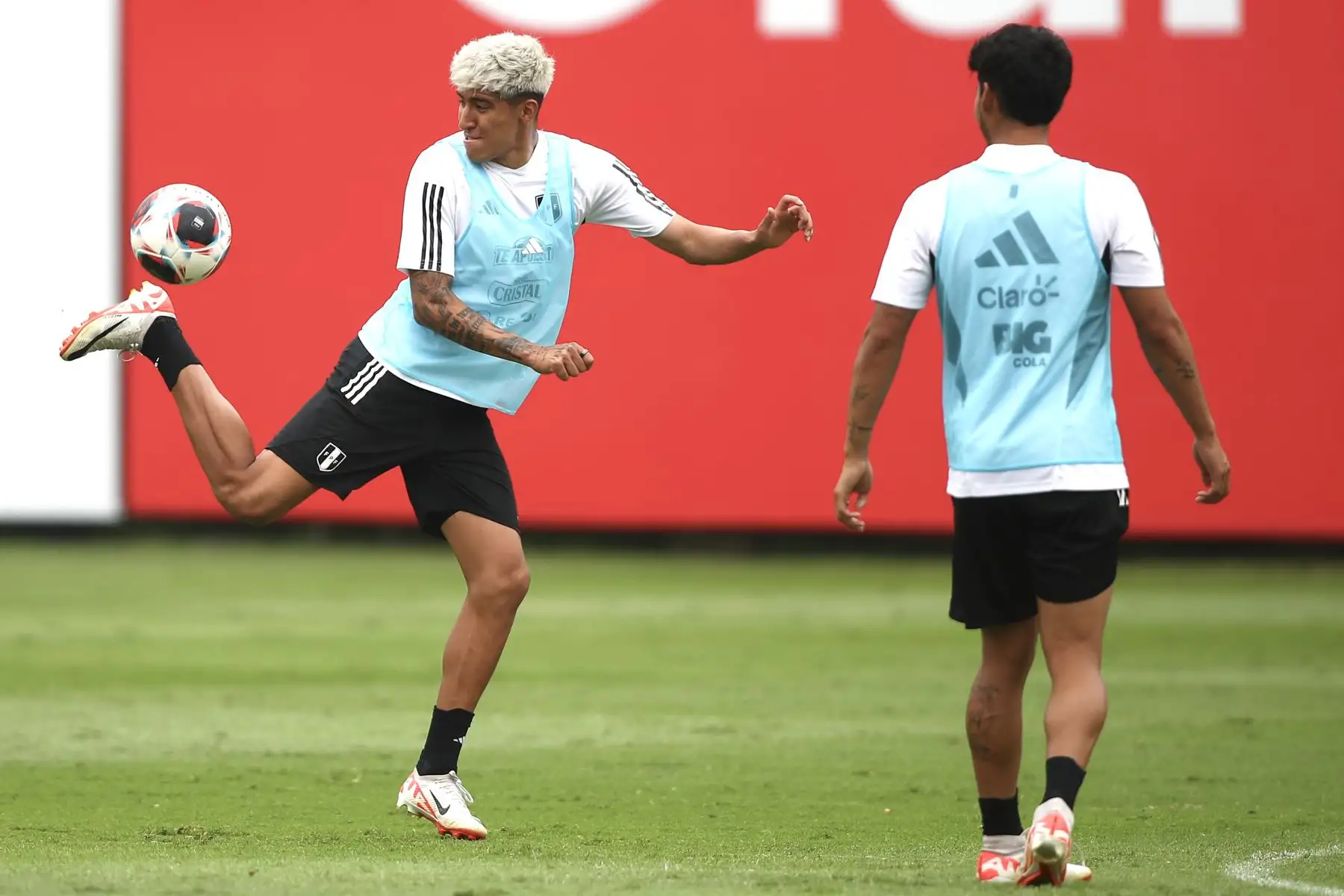 Jugadores convocados para la Selección Peruana de Fútbol continúan con sus entrenamientos hoy jueves 9 de noviembre en la Videna, con miras a los partidos de eliminatorias rumbo al Mundial de Fútbol 2026. Foto: FPF