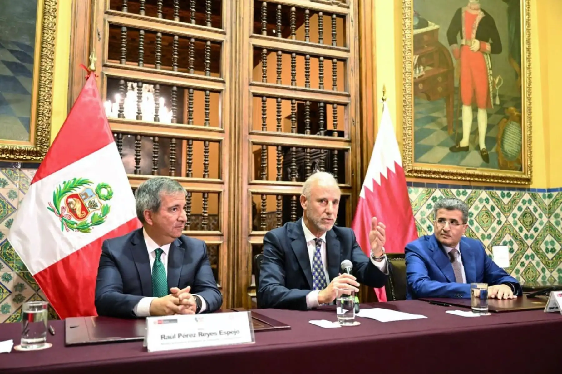 En ceremonia encabezada por el canciller Javier González-Olaechea, el ministro de Transportes y Comunicaciones, Raúl Pérez Reyes Espejo y el presidente de la Autoridad de Aviación Civil de Qatar, Mohamed Faleh Al-Hajri, suscribieron el Acuerdo de Servicios Aéreos entre el Perú y Catar. Foto: ANDINA/Cancillería