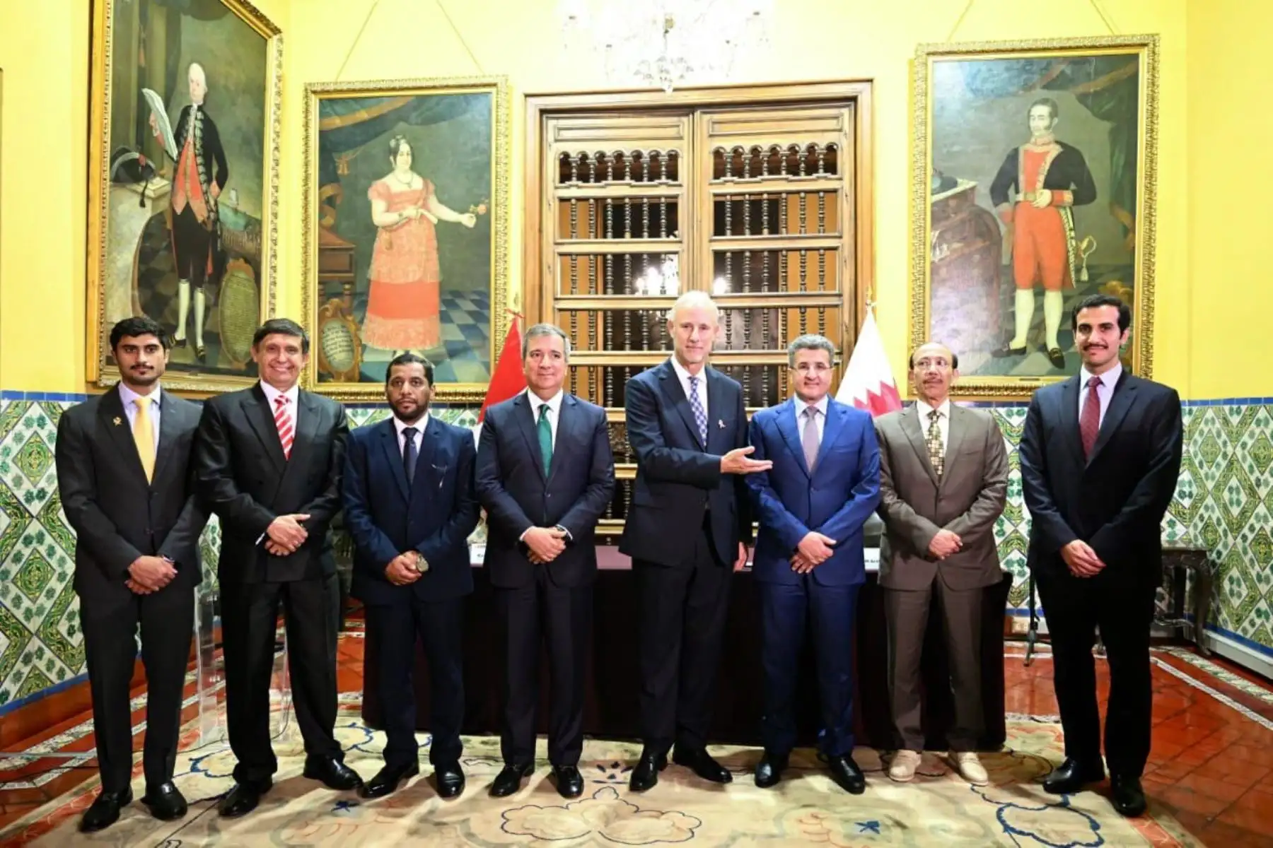 En ceremonia encabezada por el canciller Javier González-Olaechea, el ministro de Transportes y Comunicaciones, Raúl Pérez Reyes Espejo y el presidente de la Autoridad de Aviación Civil de Qatar, Mohamed Faleh Al-Hajri, suscribieron el Acuerdo de Servicios Aéreos entre el Perú y Catar. Foto: ANDINA/Cancillería