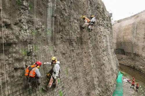 Lima Express refuerza 100 metros del talud de Zarumilla paralelo al río Rímac.