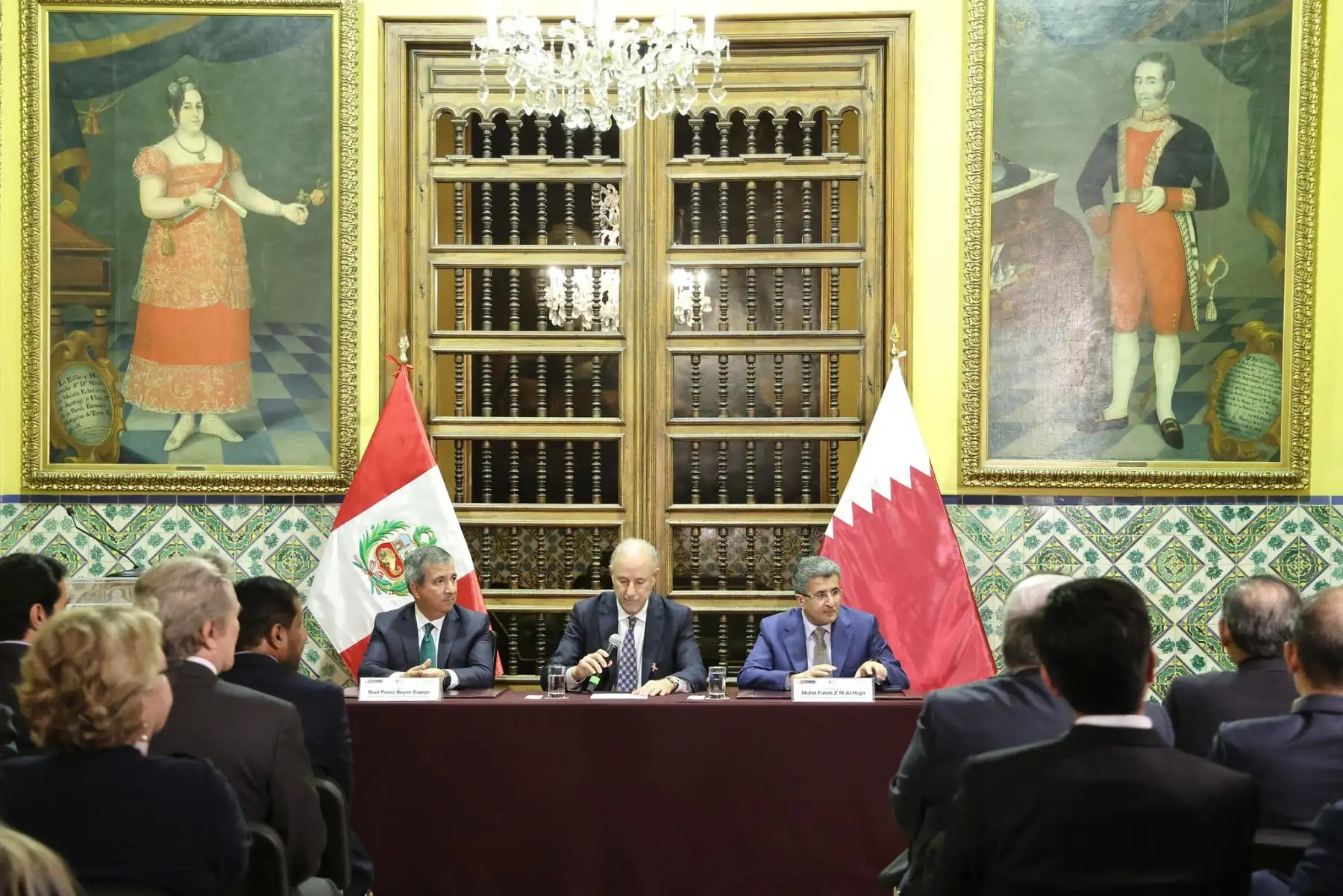 En ceremonia encabezada por el canciller Javier González-Olaechea, el ministro de Transportes y Comunicaciones, Raúl Pérez Reyes Espejo y el presidente de la Autoridad de Aviación Civil de Qatar, Mohamed Faleh Al-Hajri, suscribieron el Acuerdo de Servicios Aéreos entre el Perú y Catar. Foto: ANDINA/MTC