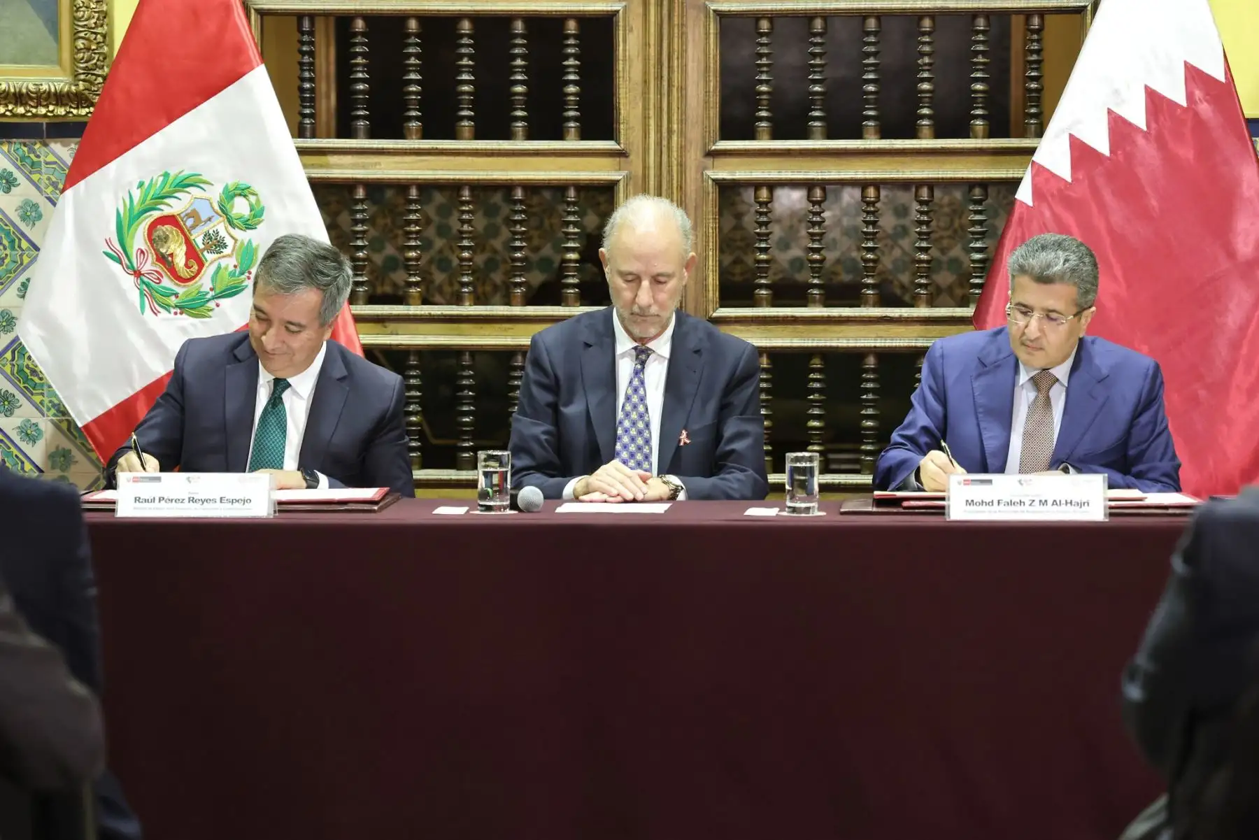 En ceremonia encabezada por el canciller Javier González-Olaechea, el ministro de Transportes y Comunicaciones, Raúl Pérez Reyes Espejo y el presidente de la Autoridad de Aviación Civil de Qatar, Mohamed Faleh Al-Hajri, suscribieron el Acuerdo de Servicios Aéreos entre el Perú y Catar. Foto: ANDINA/MTC