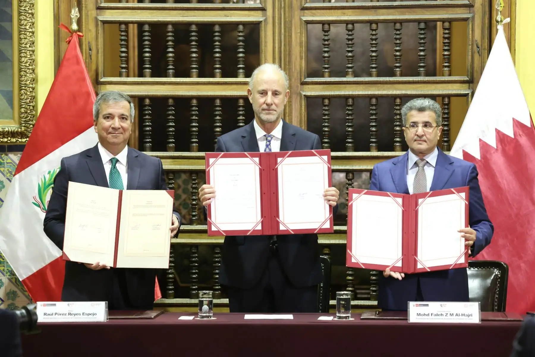 En ceremonia encabezada por el canciller Javier González-Olaechea, el ministro de Transportes y Comunicaciones, Raúl Pérez Reyes Espejo y el presidente de la Autoridad de Aviación Civil de Qatar, Mohamed Faleh Al-Hajri, suscribieron el Acuerdo de Servicios Aéreos entre el Perú y Catar. Foto: ANDINA/MTC