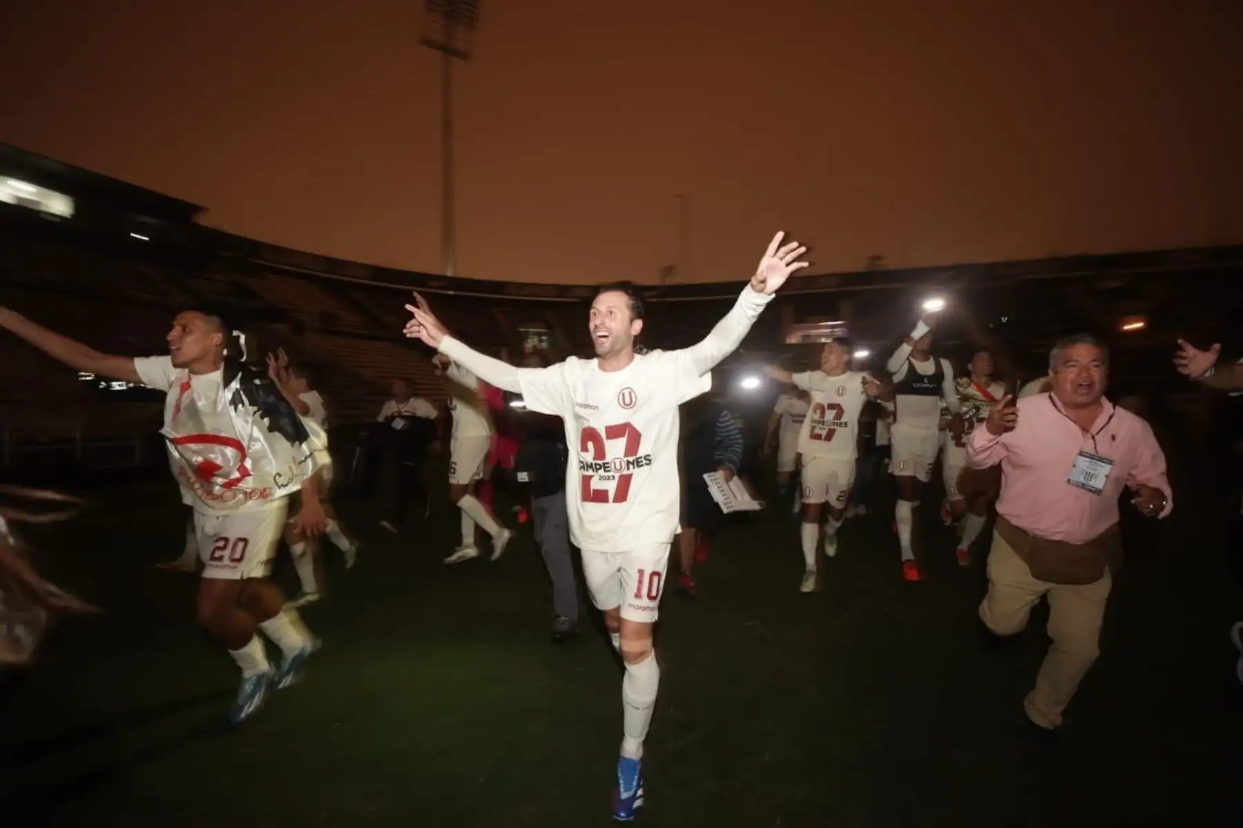 Toma general del estadio de Matute a oscuras, mientras jugadores de Universitario celebran el título 2023. Foto: ANDINA/Difusión