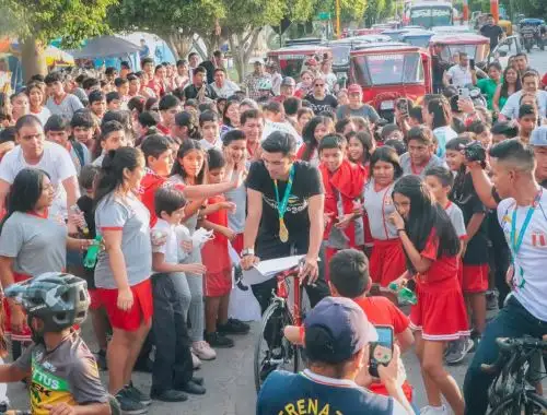 La ciudad de Chulucanas, en Piura, se llenó de alegría y orgullo, y brindó un emotivo recibimiento al ciclista Hugo Ruiz, medallista de oro en los Juegos Panamericanos Santiago 2023. ANDINA/Difusión