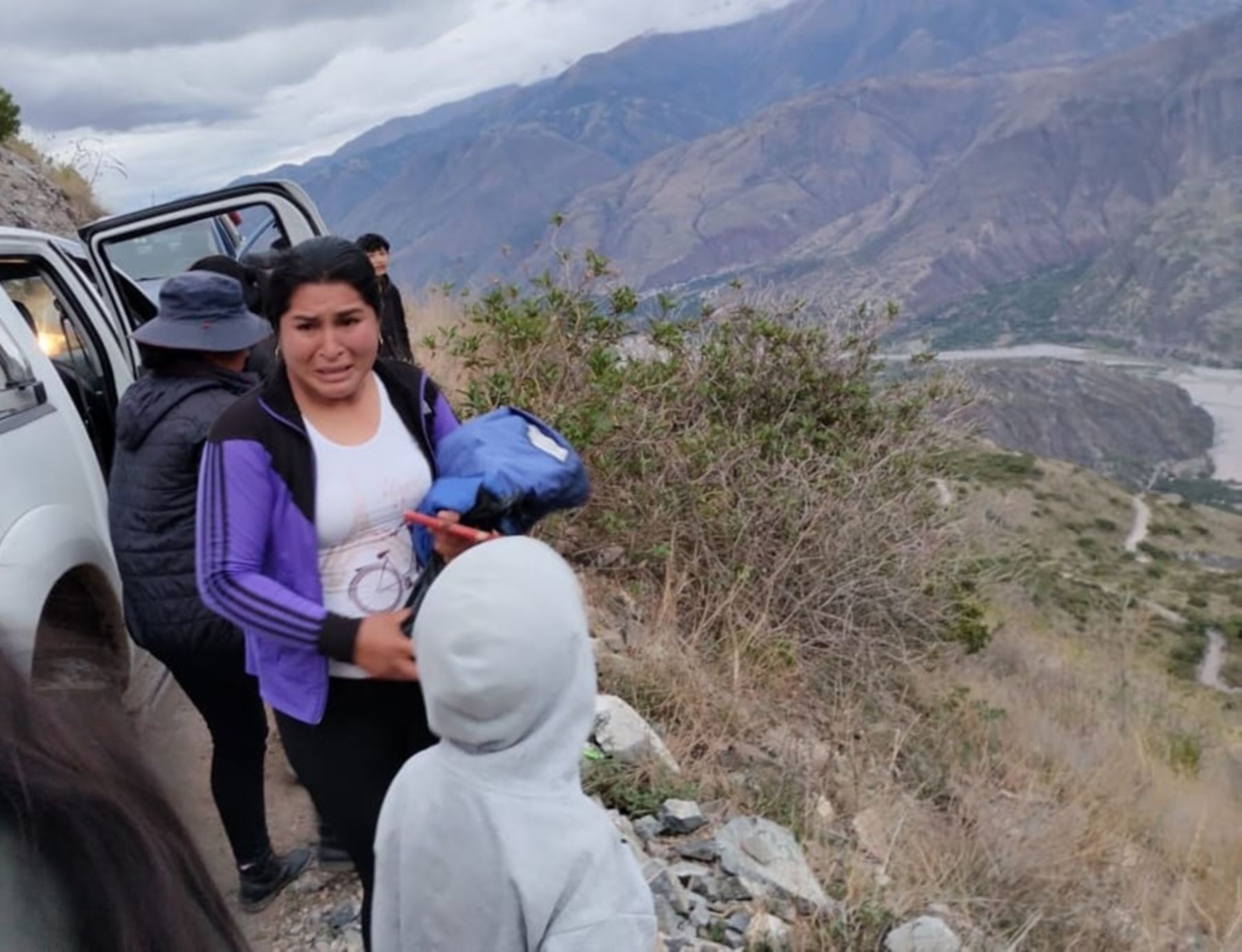 Familiares de las víctimas llegaron al lugar del accidente donde cayó la motocar, en la provincia de Vilcas Huamán, en Ayacucho. ANDINA/Difusión