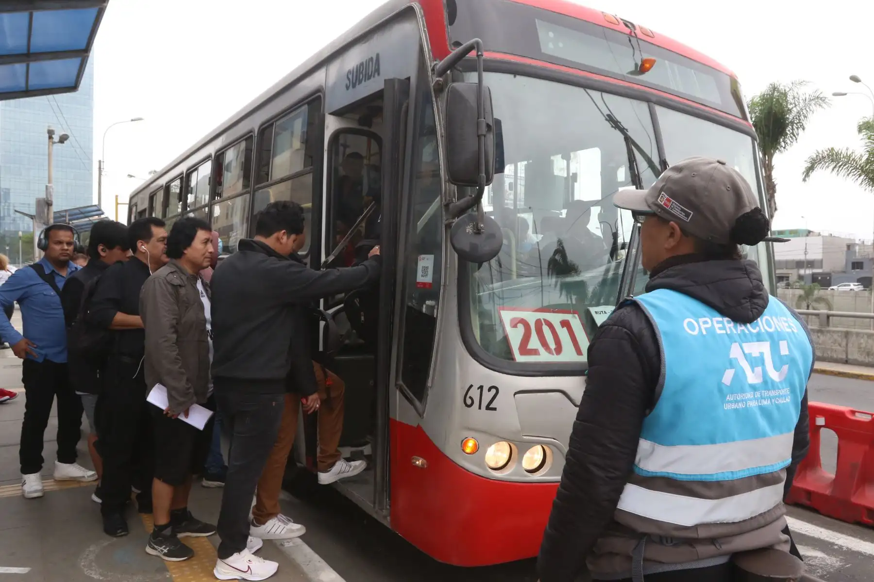 Fiscalizadores y Orientadores de la ATU.Presentan acticacion en la Avenida Javier Prado,como parte de la Campaña"No es por mlestarte ,es por cuidarte".FOTO:ANDINA/Hector Vinces.