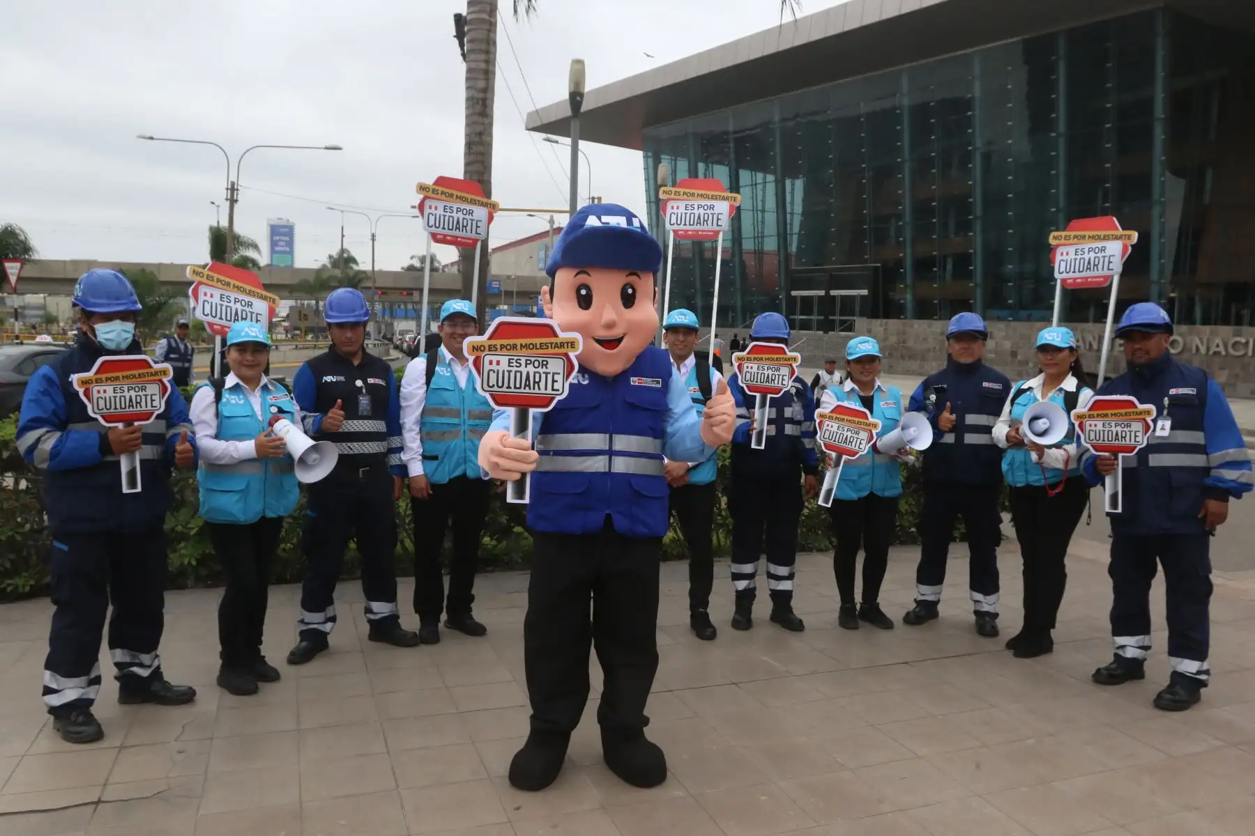 Fiscalizadores y Orientadores de la autoridad de transporte urbano de Lima y Callao(ATU).Realizan operativo de  activacion en la Avenida Javier Prado,como parte de la Campaña"No es por molestarte ,es por cuidarte".FOTO:ANDINA/Hector Vinces.