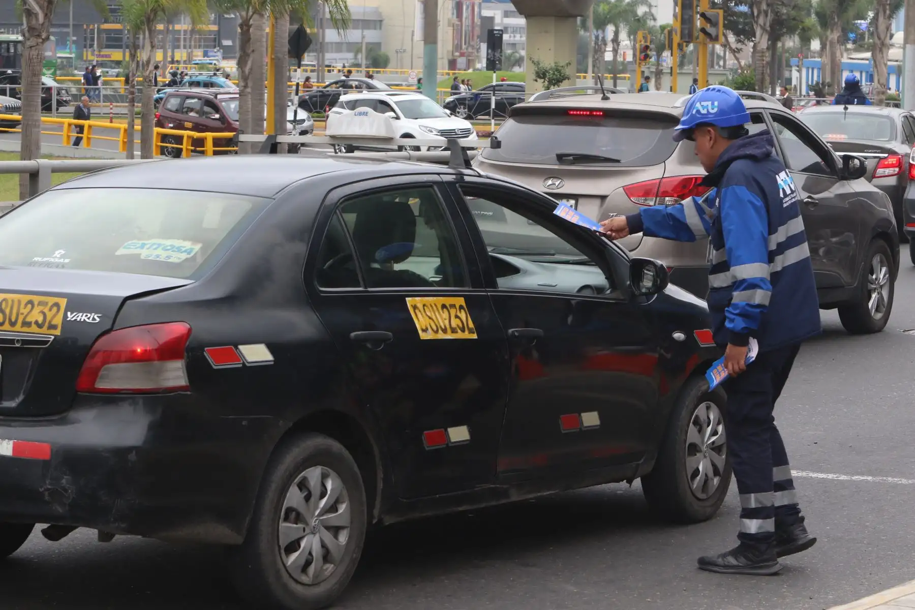 Fiscalizadores y Orientadores de la autoridad de transporte urbano de Lima y Callao(ATU).Realizan operativo de  activacion en la Avenida Javier Prado,como parte de la Campaña"No es por molestarte ,es por cuidarte".FOTO:ANDINA/Hector Vinces.