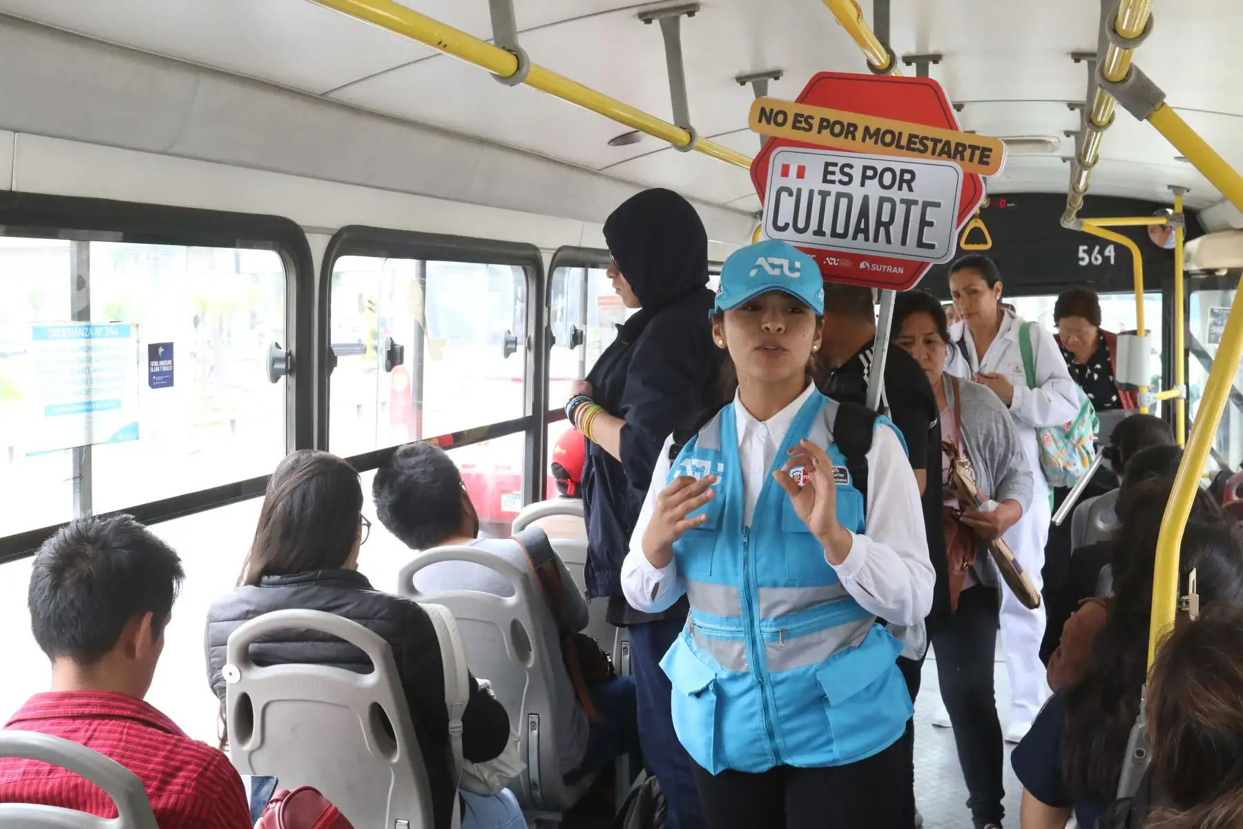Fiscalizadores y Orientadores de la autoridad de transporte urbano de Lima y Callao(ATU).Realizan operativo de  activacion en la Avenida Javier Prado,como parte de la Campaña"No es por molestarte ,es por cuidarte".FOTO:ANDINA/Hector Vinces.
