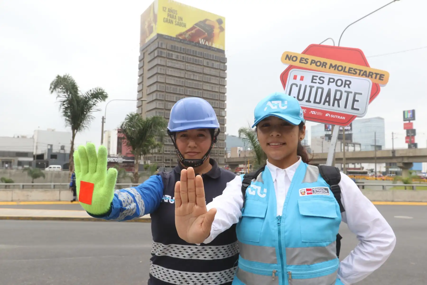Fiscalizadores y Orientadores de la autoridad de transporte urbano de Lima y Callao(ATU).Realizan operativo de  activacion en la Avenida Javier Prado,como parte de la Campaña"No es por molestarte ,es por cuidarte".FOTO:ANDINA/Hector Vinces.